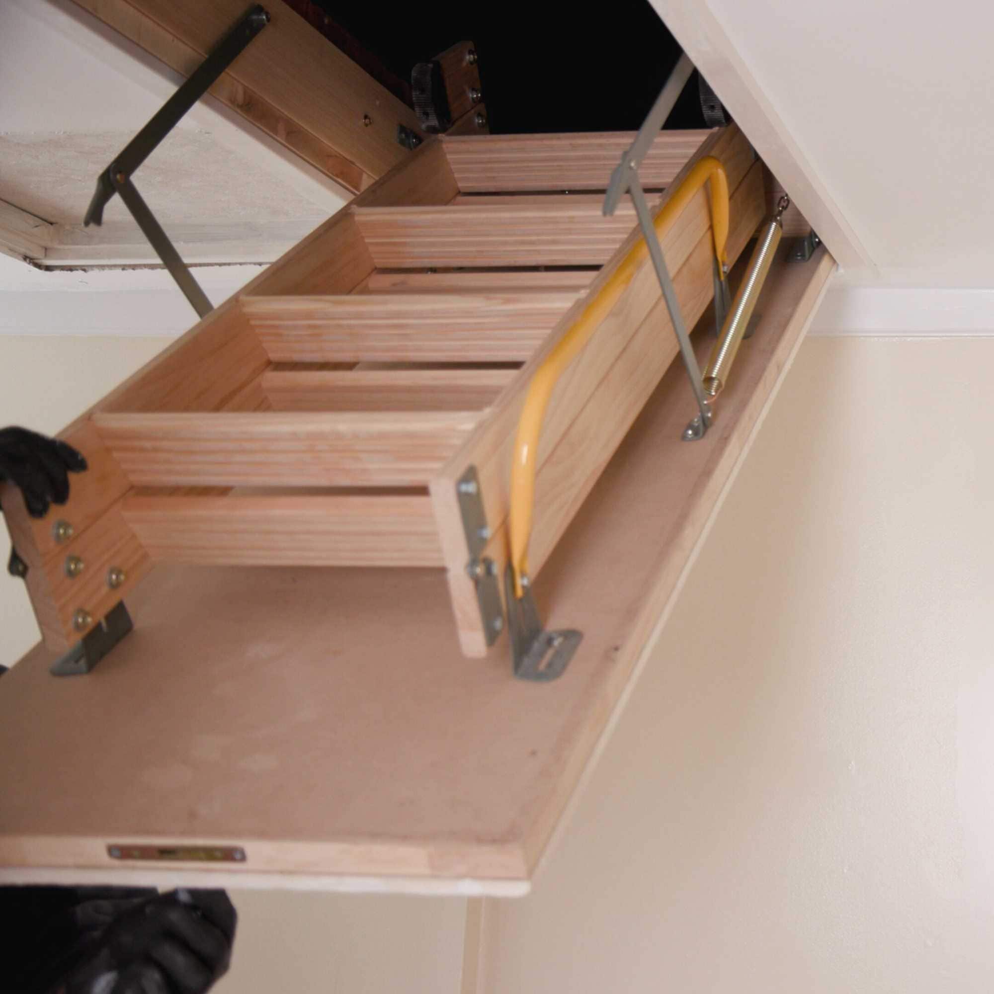Escalera de ático plegable de madera aislada Nuvo Iron de 8.9 a 10 pies (apertura bruta: 54 pulgadas x 22.5 pulgadas) con capacidad de 330 libras ALW255X54