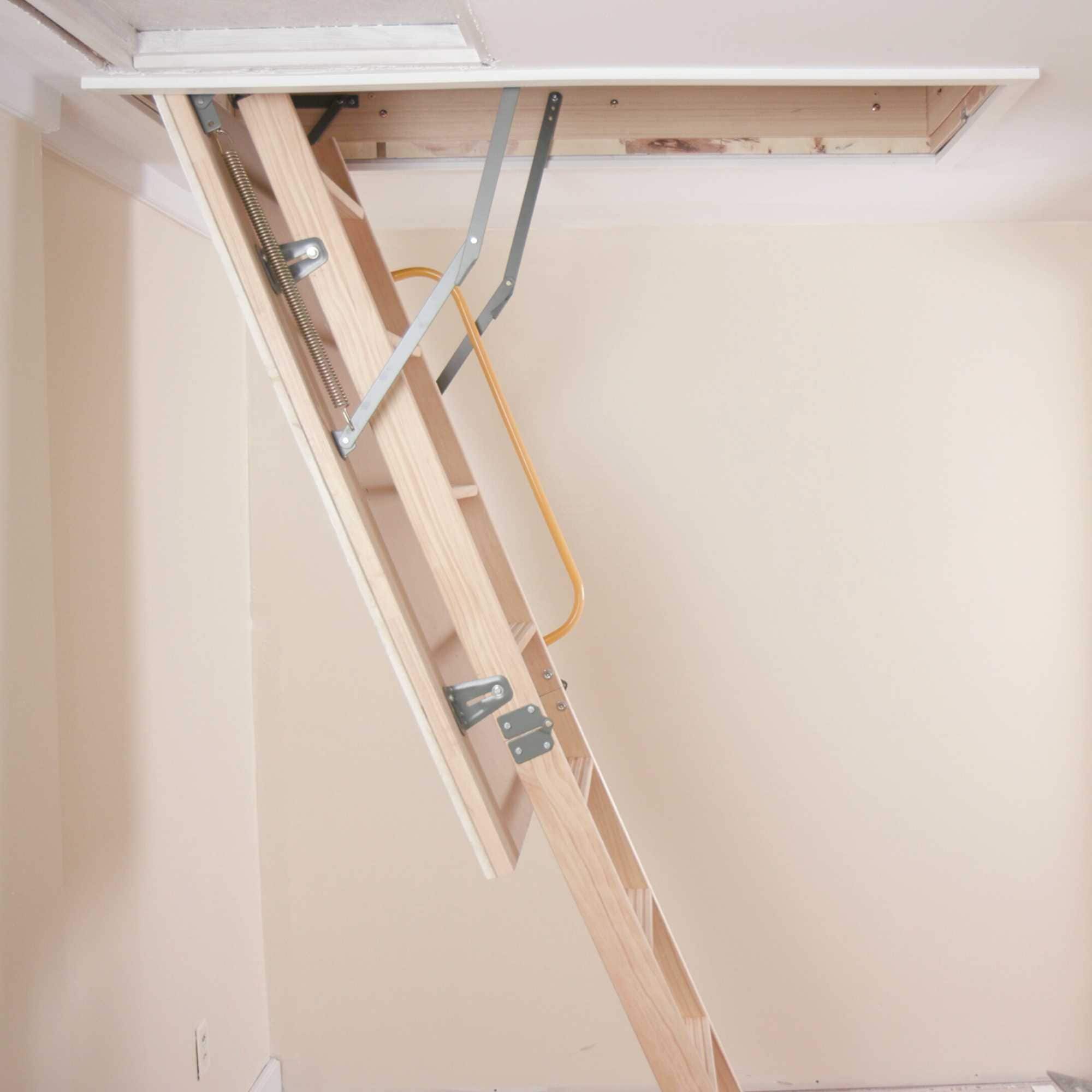 Escalera de ático plegable de madera aislada Nuvo Iron de 8.9 a 10 pies (apertura bruta: 54 pulgadas x 22.5 pulgadas) con capacidad de 330 libras ALW255X54