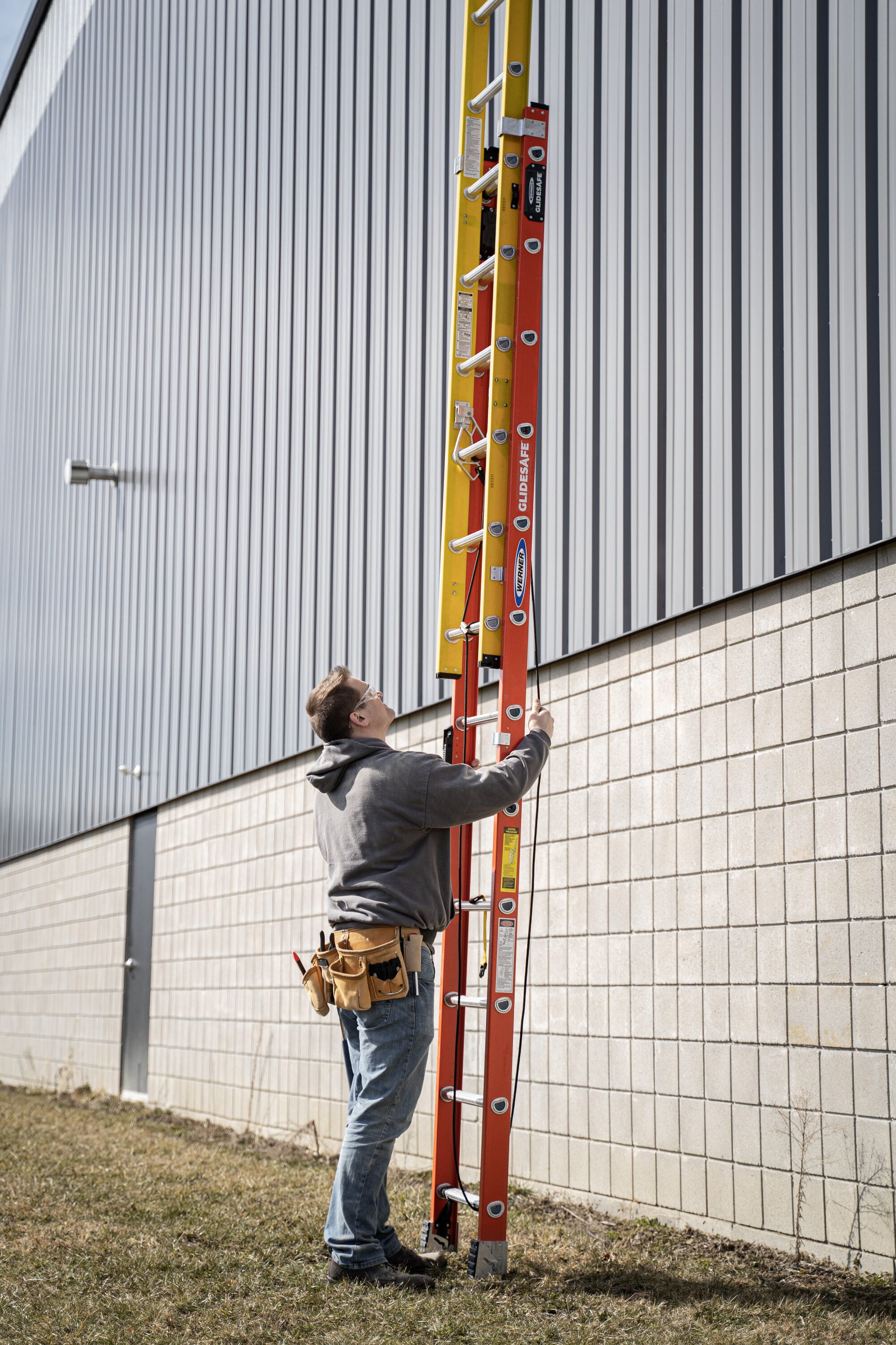 Escalera de extensión de fibra de vidrio tipo 1A Werner Glidesafe de 28 pies (27 pies de altura de alcance) con capacidad de carga de 300 lbs. Modelo T6228-2GS