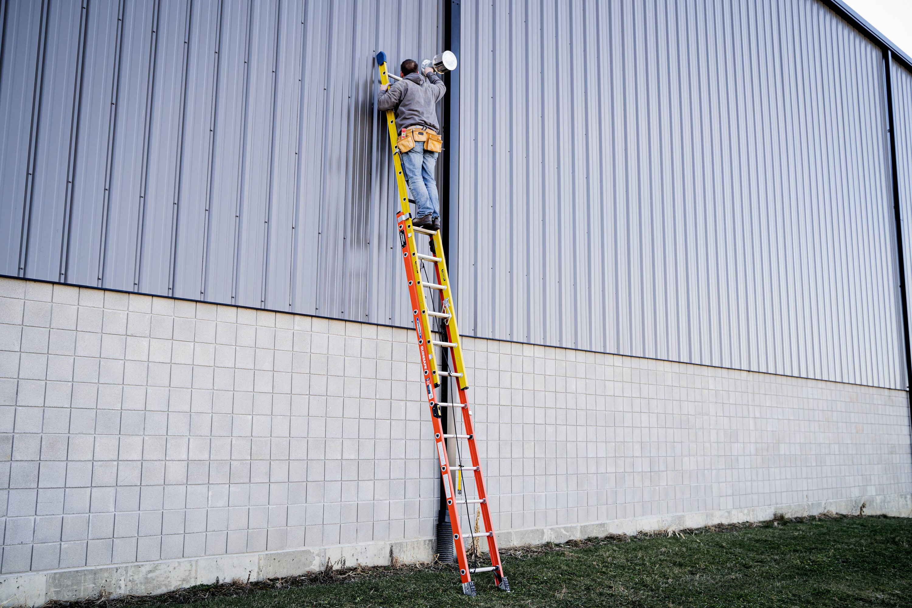 Escalera de extensión de fibra de vidrio tipo 1A Werner Glidesafe de 28 pies (27 pies de altura de alcance) con capacidad de carga de 300 lbs. Modelo T6228-2GS