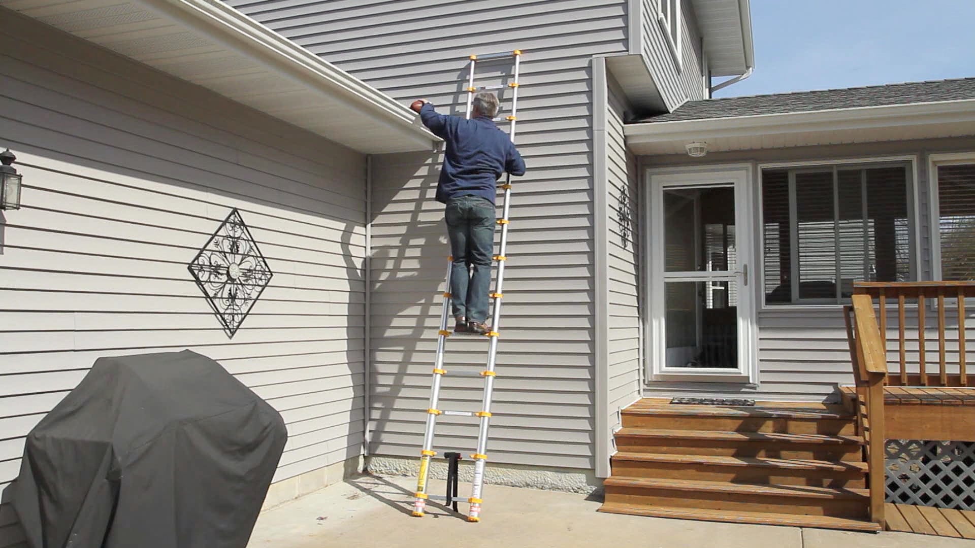 Escalera de extensión telescópica Xtend+Climb ANSI Certified 12.5 pies (16.5 pies de altura máxima) de aluminio tipo 1 con capacidad de carga de 250 lbs. Modelo 770P+.