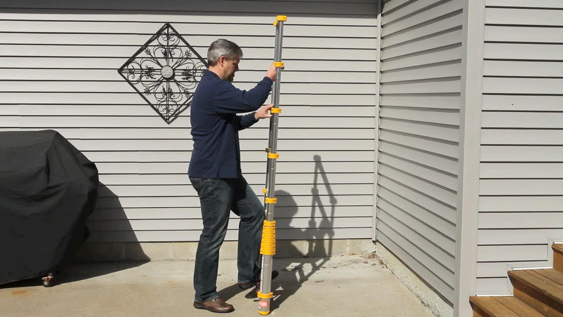 Escalera de extensión telescópica Xtend+Climb ANSI Certified 12.5 pies (16.5 pies de altura máxima) de aluminio tipo 1 con capacidad de carga de 250 lbs. Modelo 770P+.