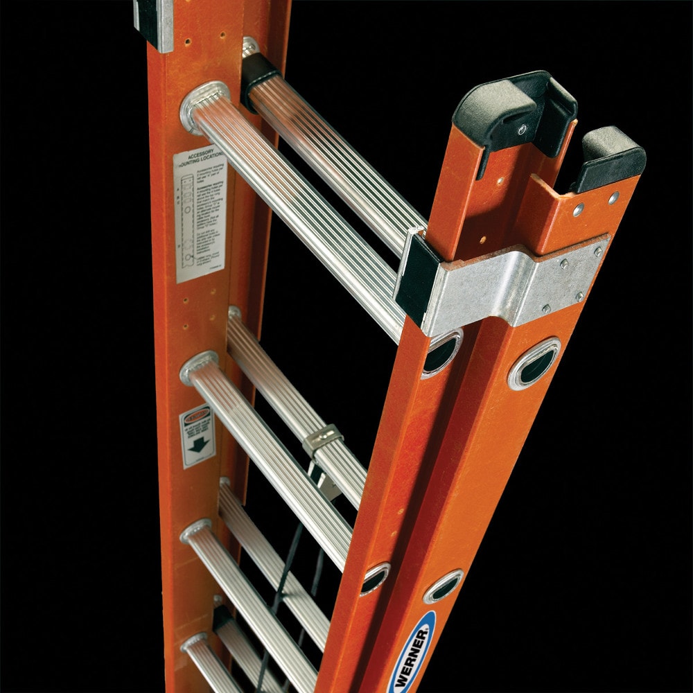 Escalera de extensión de fibra de vidrio Werner D6200 de 40 pies (altura alcanzable de 37 pies) tipo 1A con capacidad de carga de 300 lbs. Modelo de escalera de extensión D6240-2.