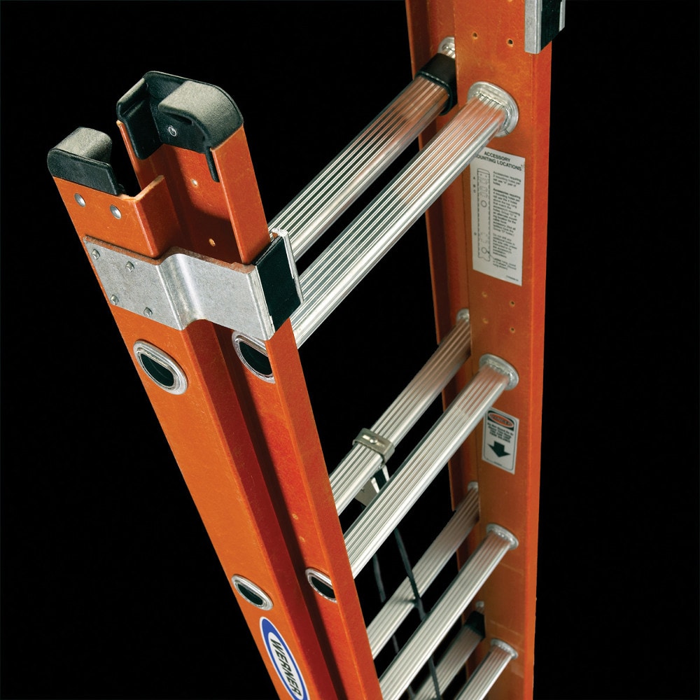 Escalera de extensión de fibra de vidrio Werner D6200 de 40 pies (altura alcanzable de 37 pies) tipo 1A con capacidad de carga de 300 lbs. Modelo de escalera de extensión D6240-2.