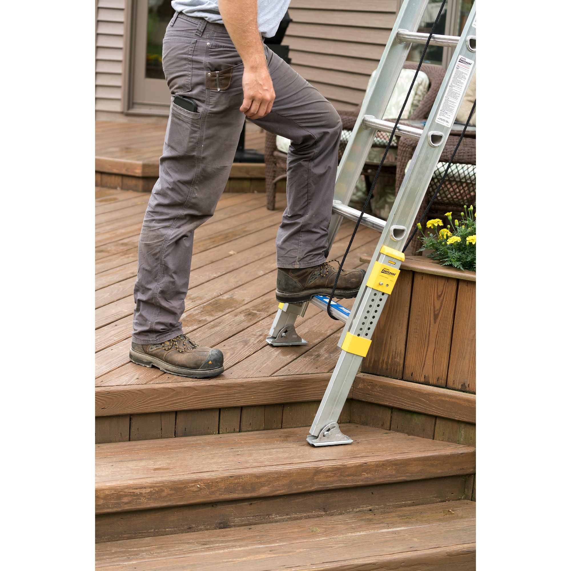 Escalera de extensión Werner Equalizer de 20 pies (19 pies de alcance) de aluminio Tipo 1 - Capacidad de carga de 250 lbs. Modelo D1820-2EQ