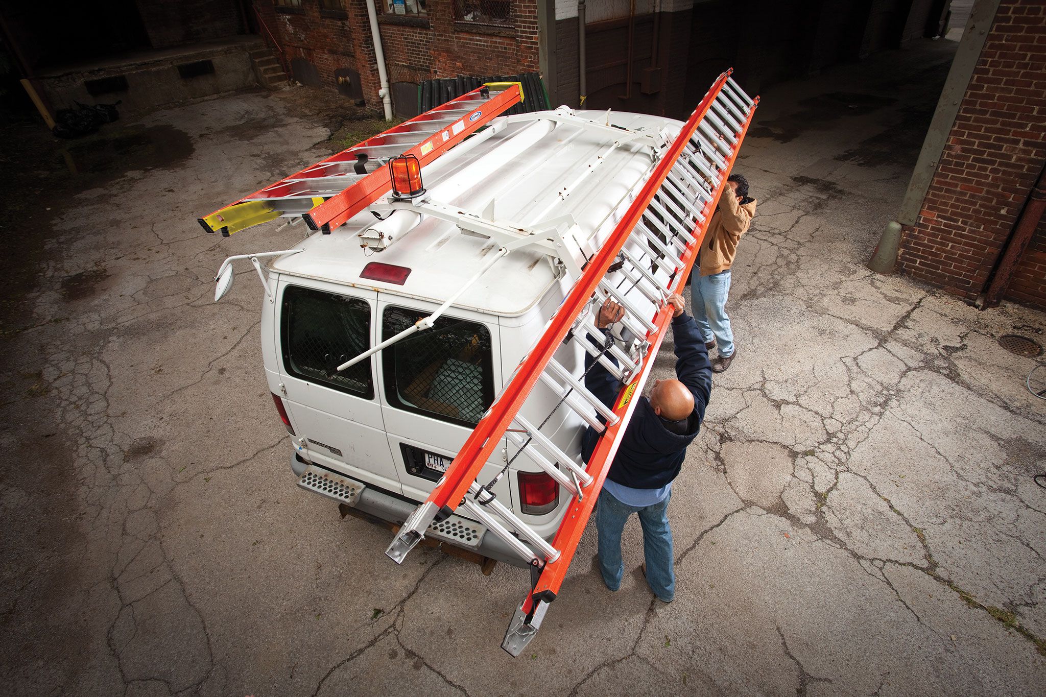 Escalera de extensión Werner D6200-2 de 32 pies (31 pies de altura) de fibra de vidrio Tipo 1A con capacidad de carga de 300 lb. Escalera de extensión D6232-2.