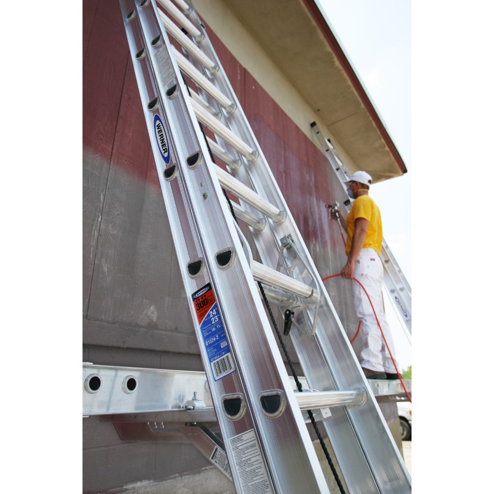 Escalera de extensión de aluminio tipo 1A Werner D1500-2 de 32 pies (altura de alcance de 31 pies) con capacidad de carga de 300 lbs. Modelo D1532-2.
