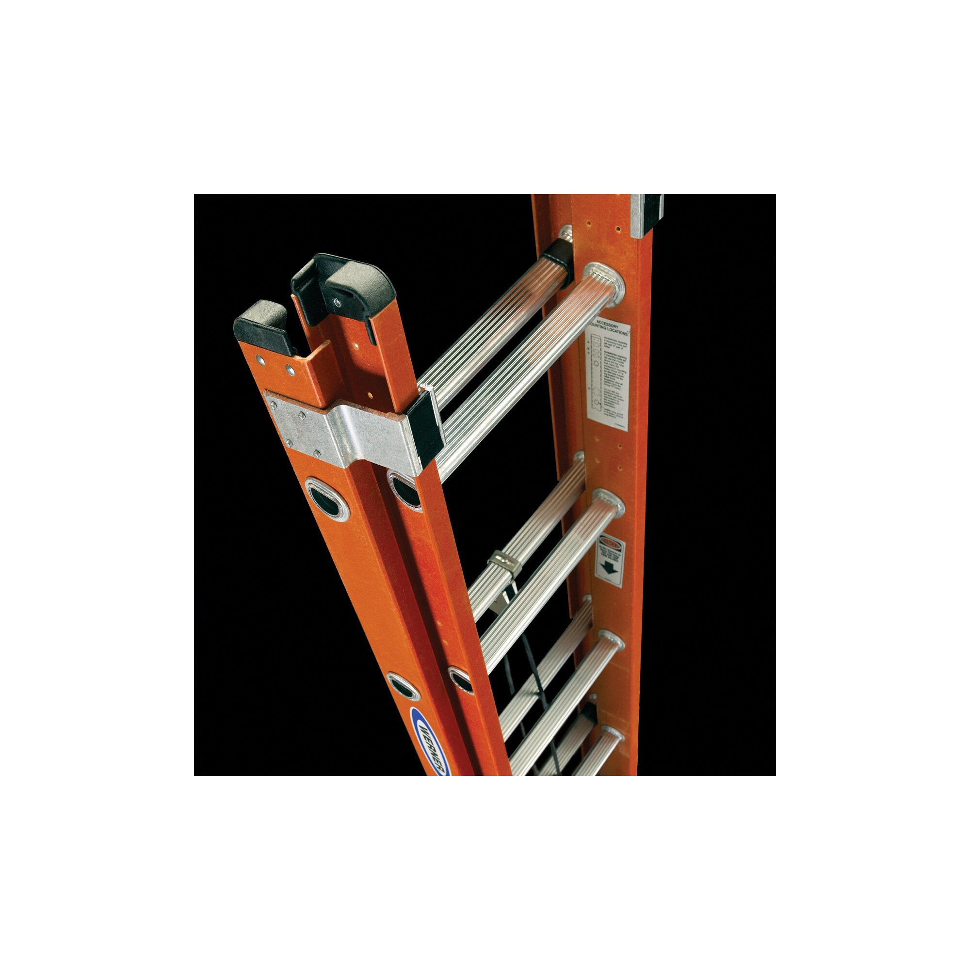 Escalera de extensión recta de fibra de vidrio tipo 1A Werner D6200-1 de 16 pies (altura de alcance de 18 pies) con capacidad de carga de 300 lbs. Modelo D6216-1.