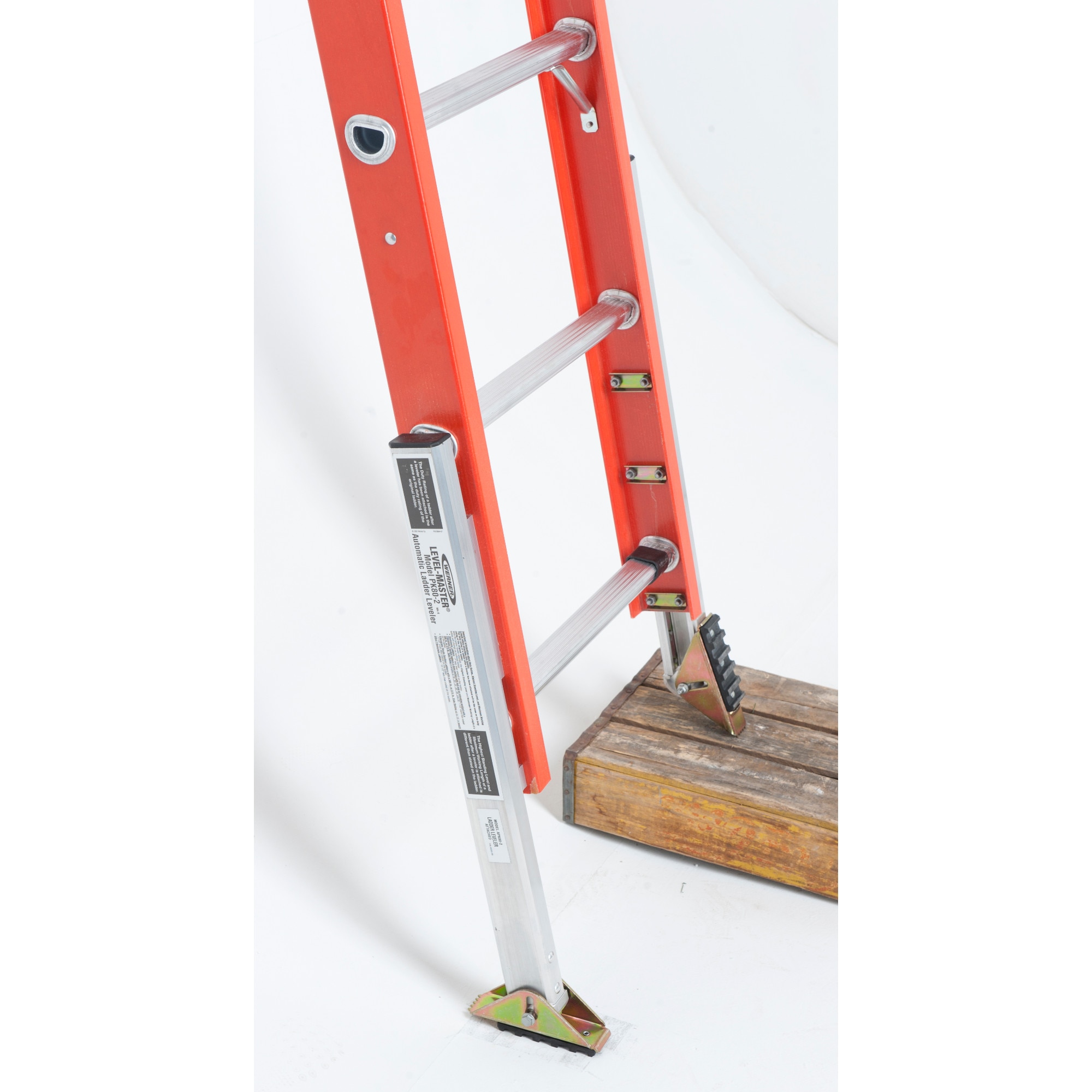 Escalera de extensión recta de fibra de vidrio tipo 1A Werner D6200-1 de 16 pies (altura de alcance de 18 pies) con capacidad de carga de 300 lbs. Modelo D6216-1.