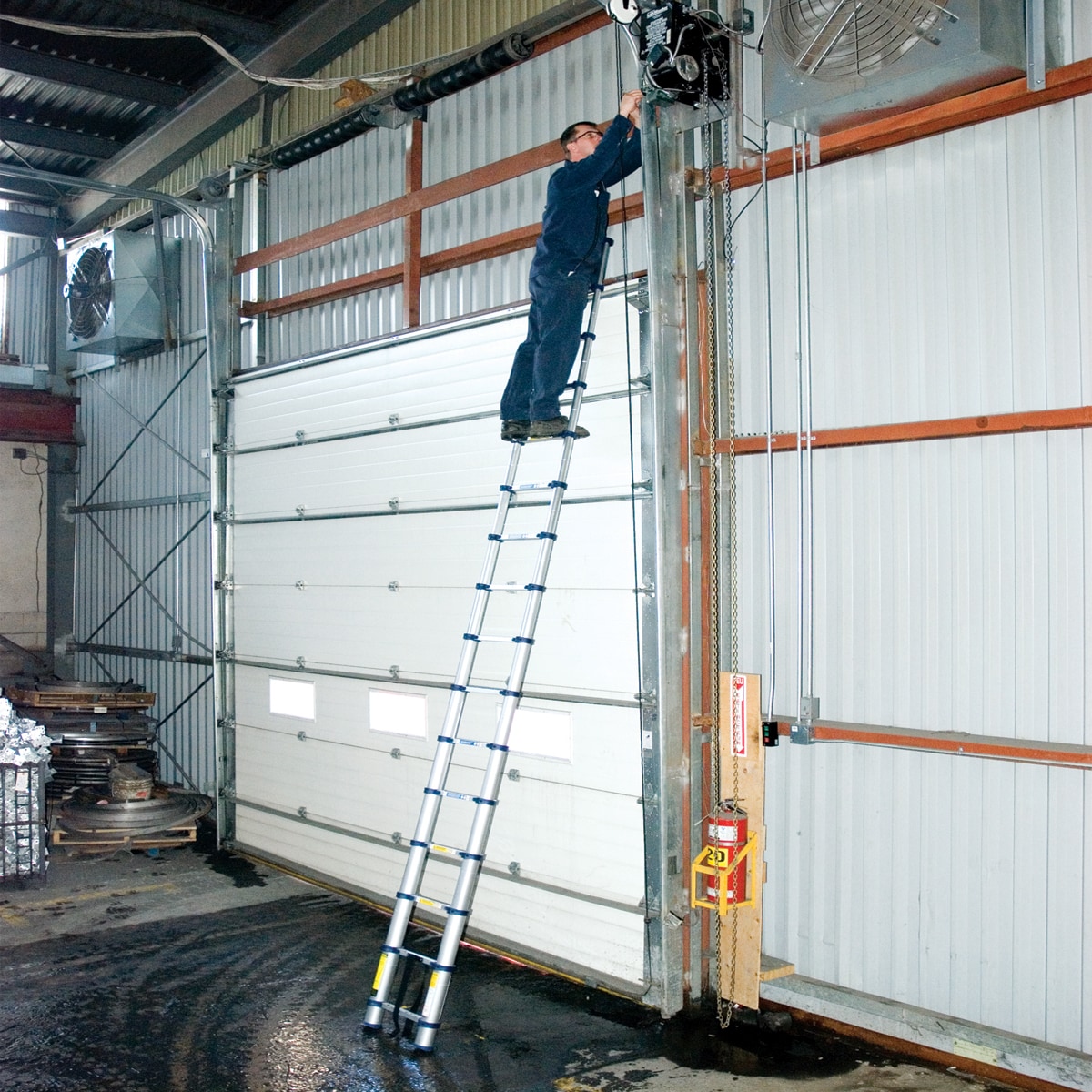 Escalera de extensión telescópica Xtend+Climb 785P+ de aluminio tipo 1 - Certificada por ANSI, 15.5 pies (altura de alcance de 19.5 pies) y capacidad de carga de 250 libras.