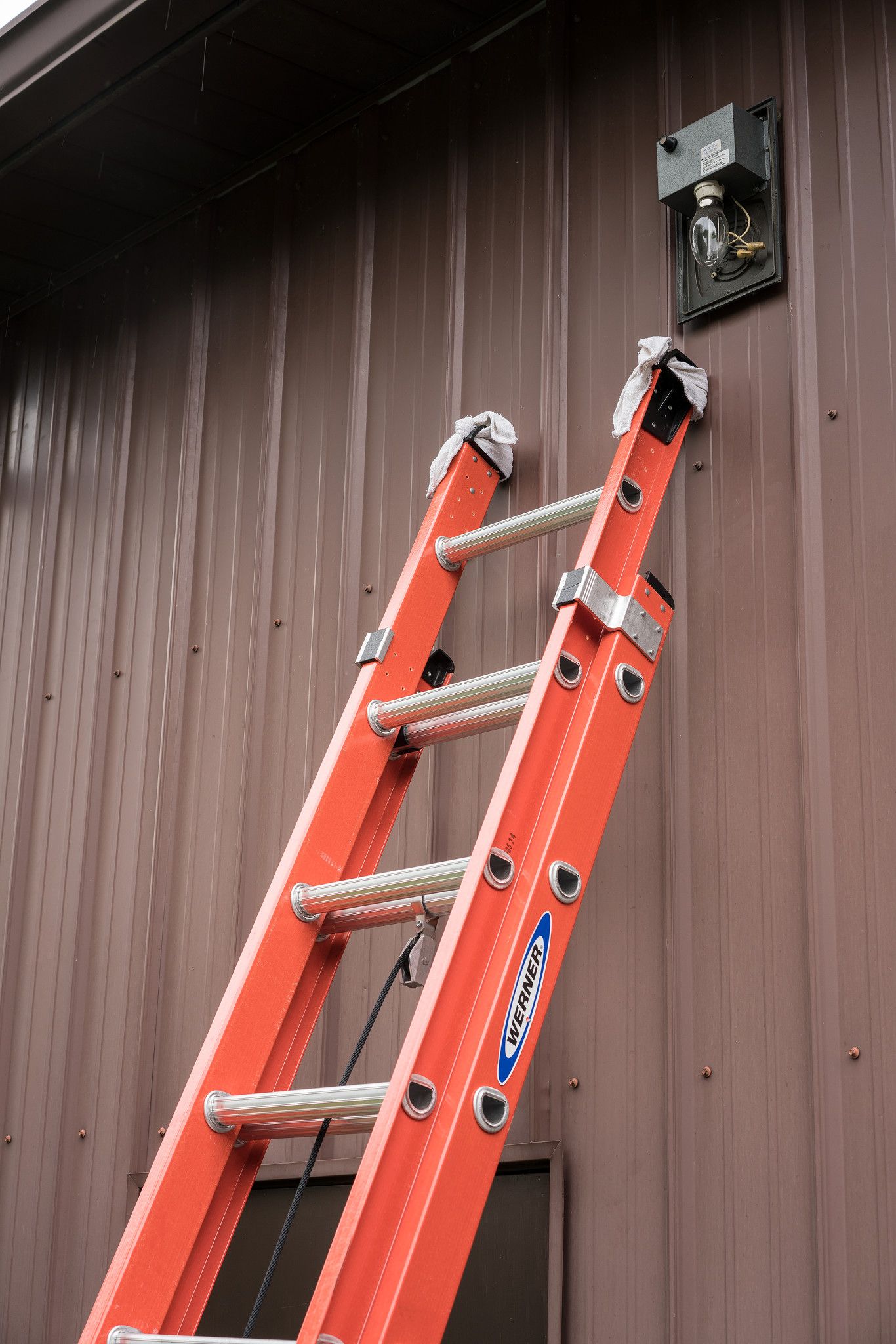Escalera de extensión de fibra de vidrio tipo 1A Werner D6200-2 de 16 pies (altura de alcance de 15 pies) con capacidad de carga de 300 libras. Modelo de escalera de extensión D6216-2.