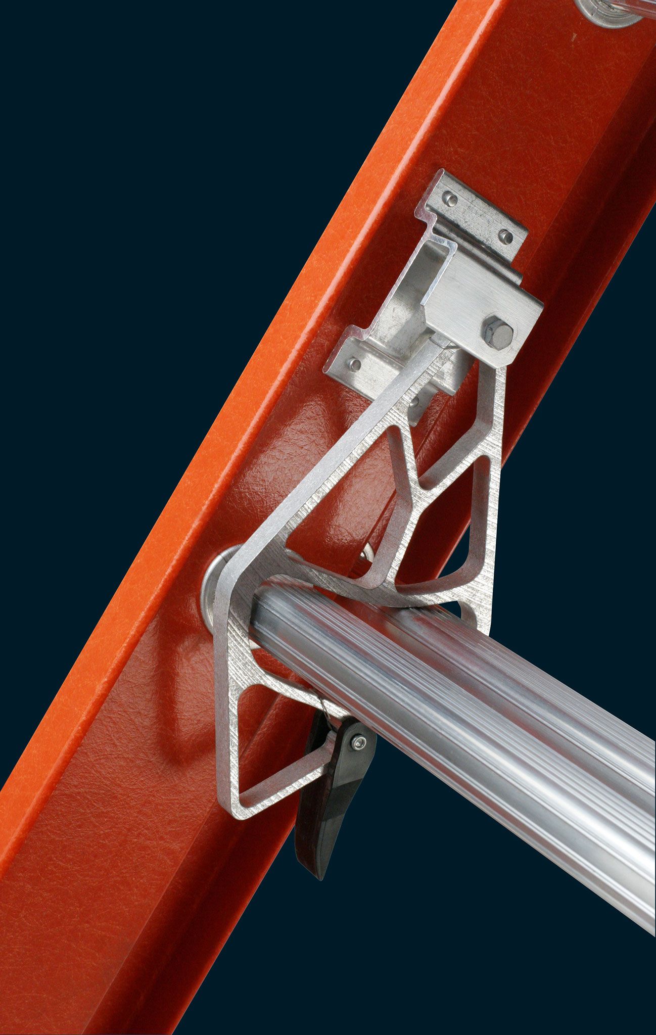 Escalera de extensión de fibra de vidrio tipo 1A Werner D6200-2 de 16 pies (altura de alcance de 15 pies) con capacidad de carga de 300 libras. Modelo de escalera de extensión D6216-2.