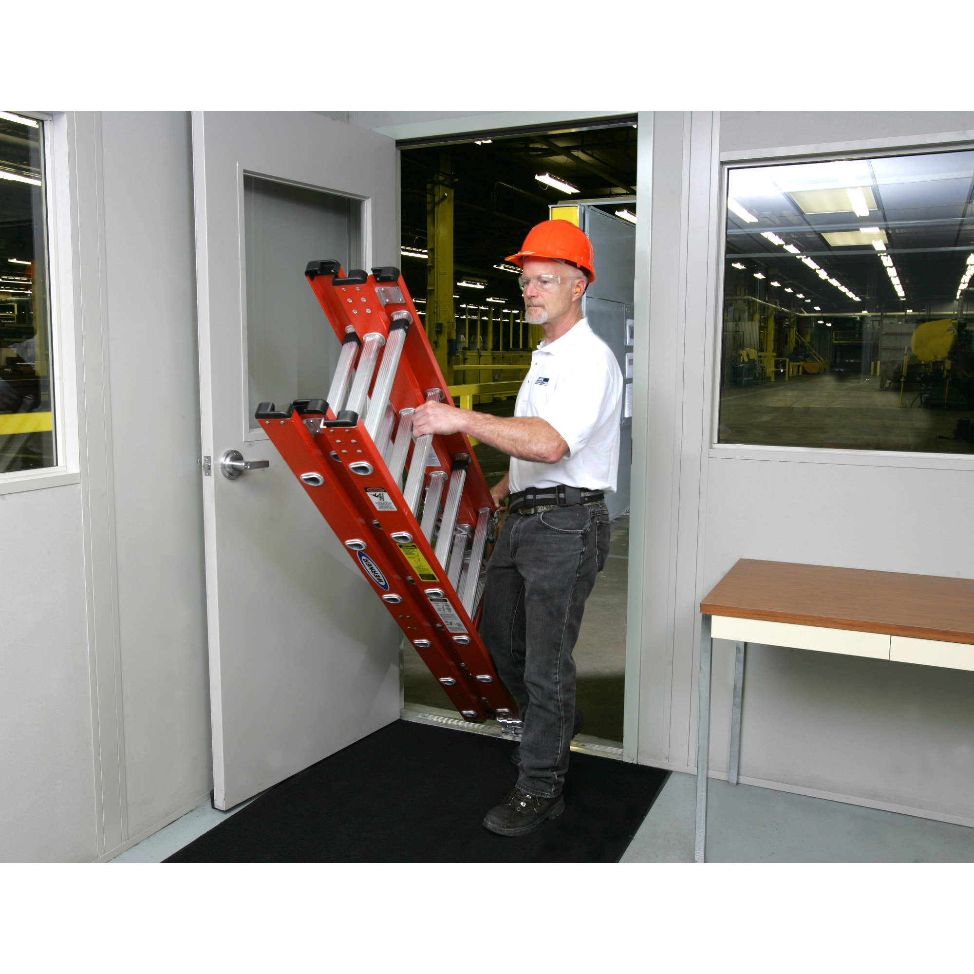 Escalera de extensión de fibra de vidrio Tipo 1A Werner D6200-3 de 32 pies (31 pies de altura de alcance) con capacidad de carga de 300 lbs. Modelo D6232-3