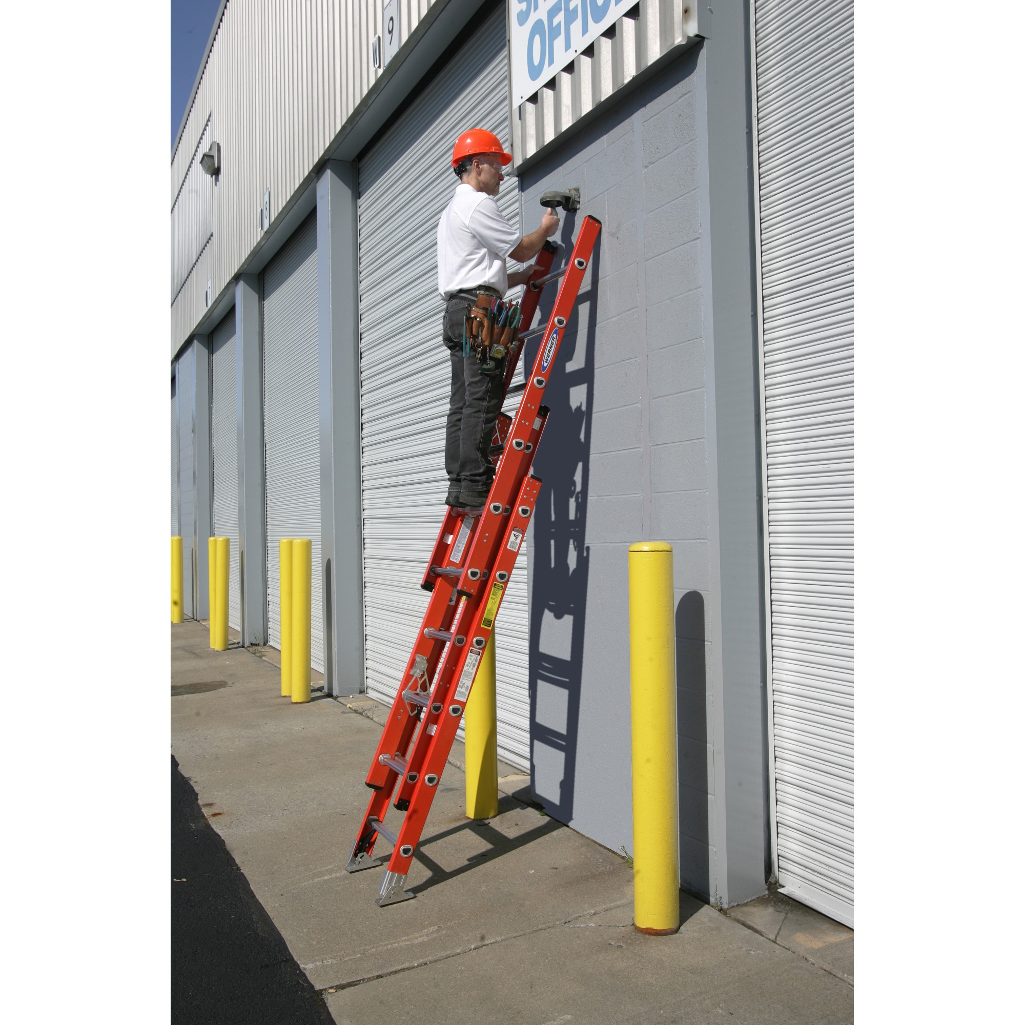 Escalera de extensión de fibra de vidrio Tipo 1A Werner D6200-3 de 32 pies (31 pies de altura de alcance) con capacidad de carga de 300 lbs. Modelo D6232-3