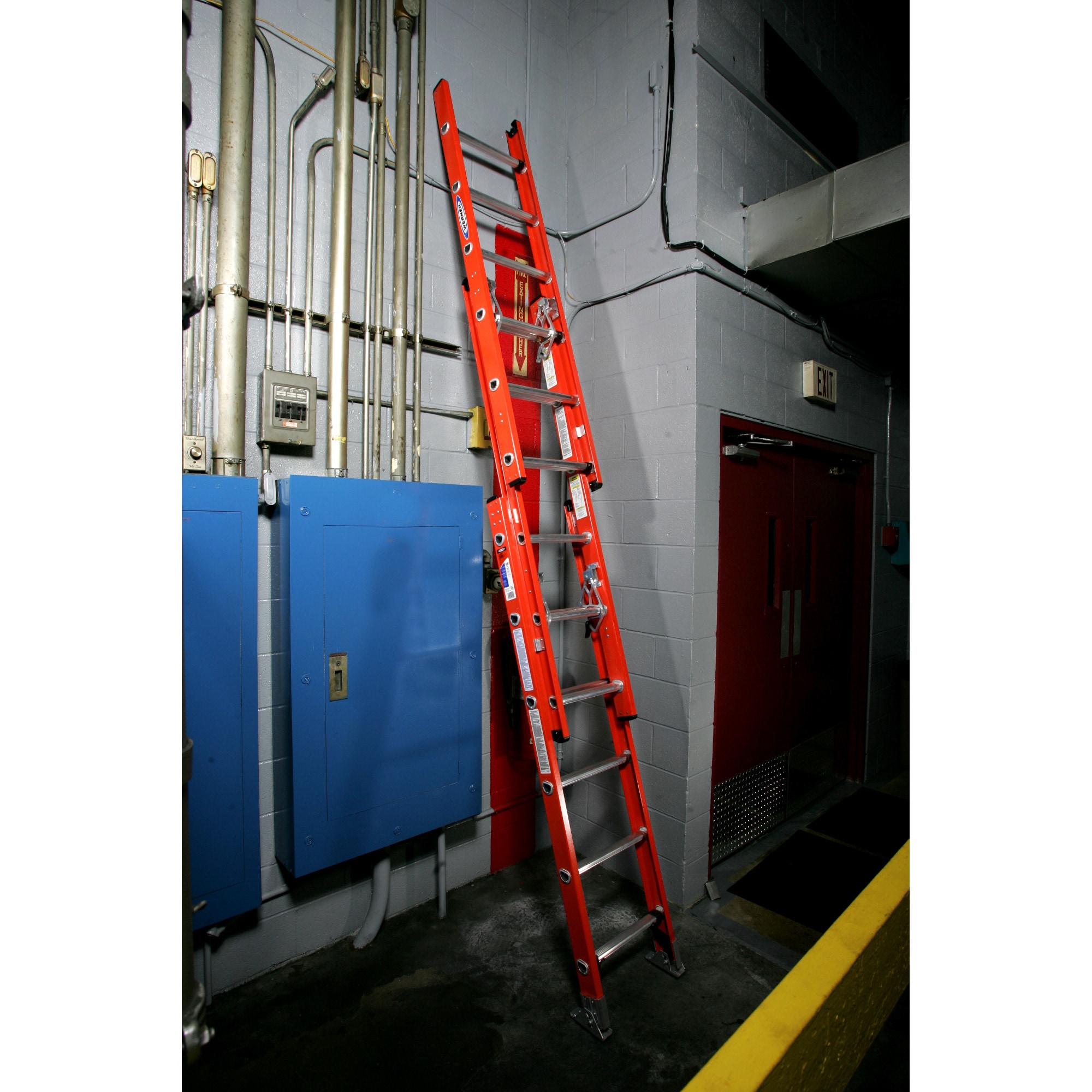 Escalera de extensión de fibra de vidrio Tipo 1A Werner D6200-3 de 32 pies (31 pies de altura de alcance) con capacidad de carga de 300 lbs. Modelo D6232-3