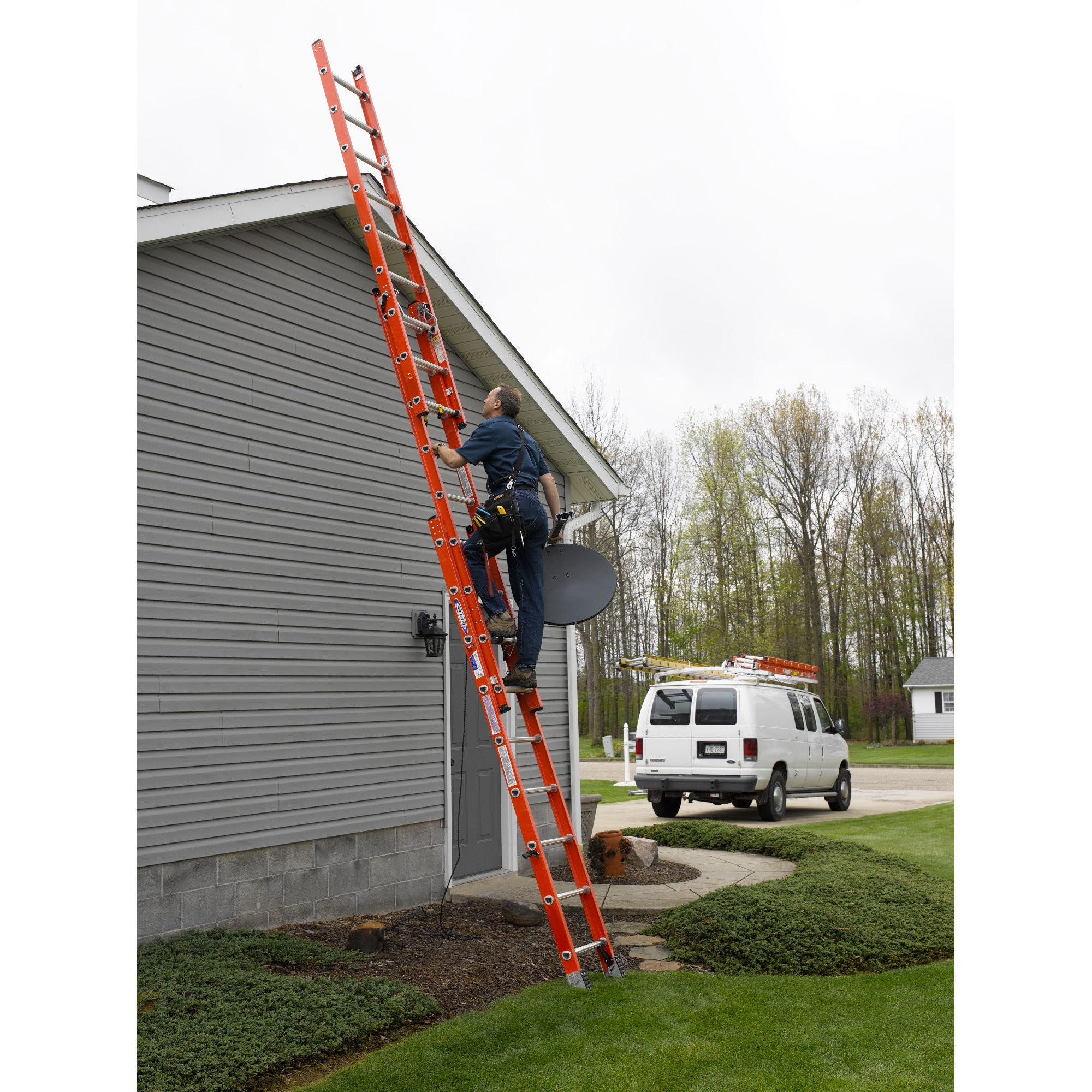 Escalera de extensión de fibra de vidrio Tipo 1A Werner D6200-3 de 32 pies (31 pies de altura de alcance) con capacidad de carga de 300 lbs. Modelo D6232-3