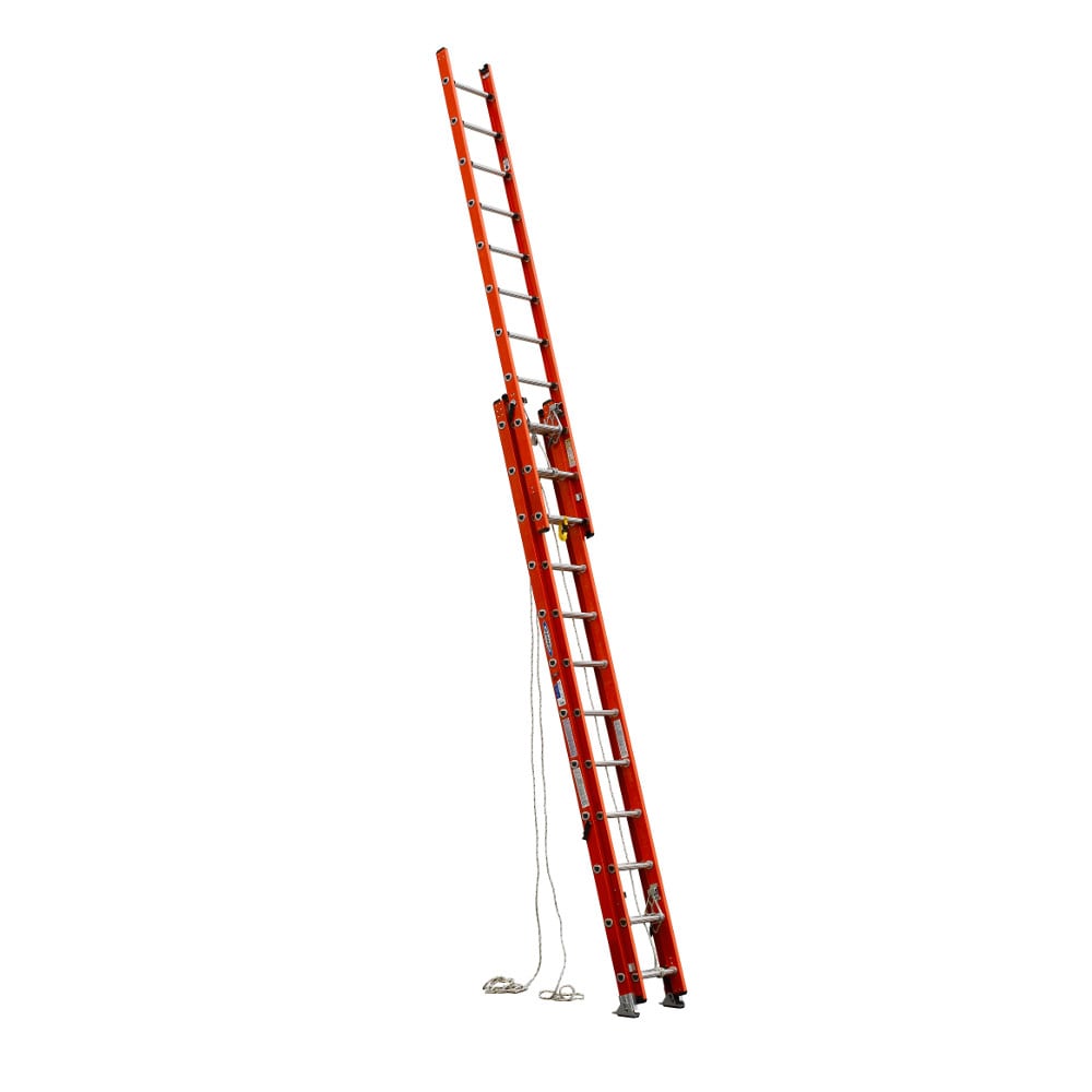 Escalera de extensión de fibra de vidrio Tipo 1A Werner D6200-3 de 32 pies (31 pies de altura de alcance) con capacidad de carga de 300 lbs. Modelo D6232-3
