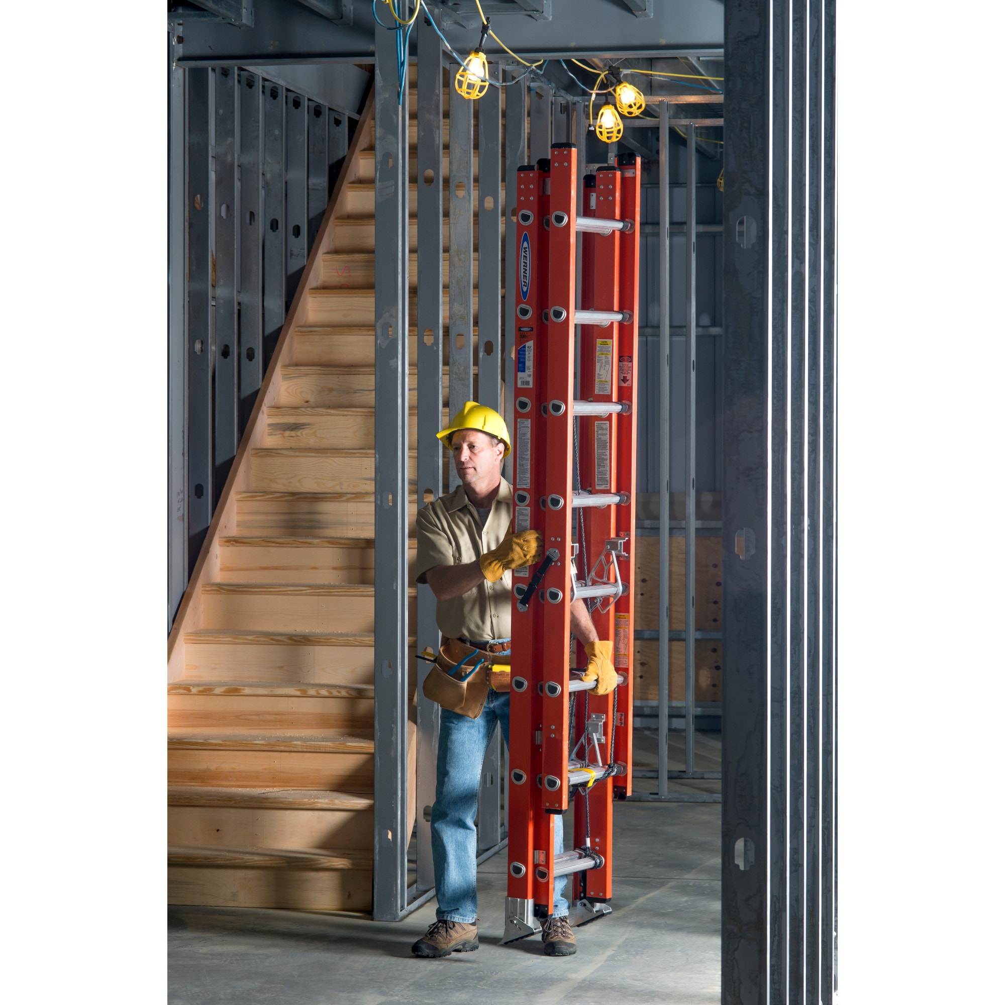 Escalera de extensión de fibra de vidrio Tipo 1A Werner D6200-3 de 32 pies (31 pies de altura de alcance) con capacidad de carga de 300 lbs. Modelo D6232-3