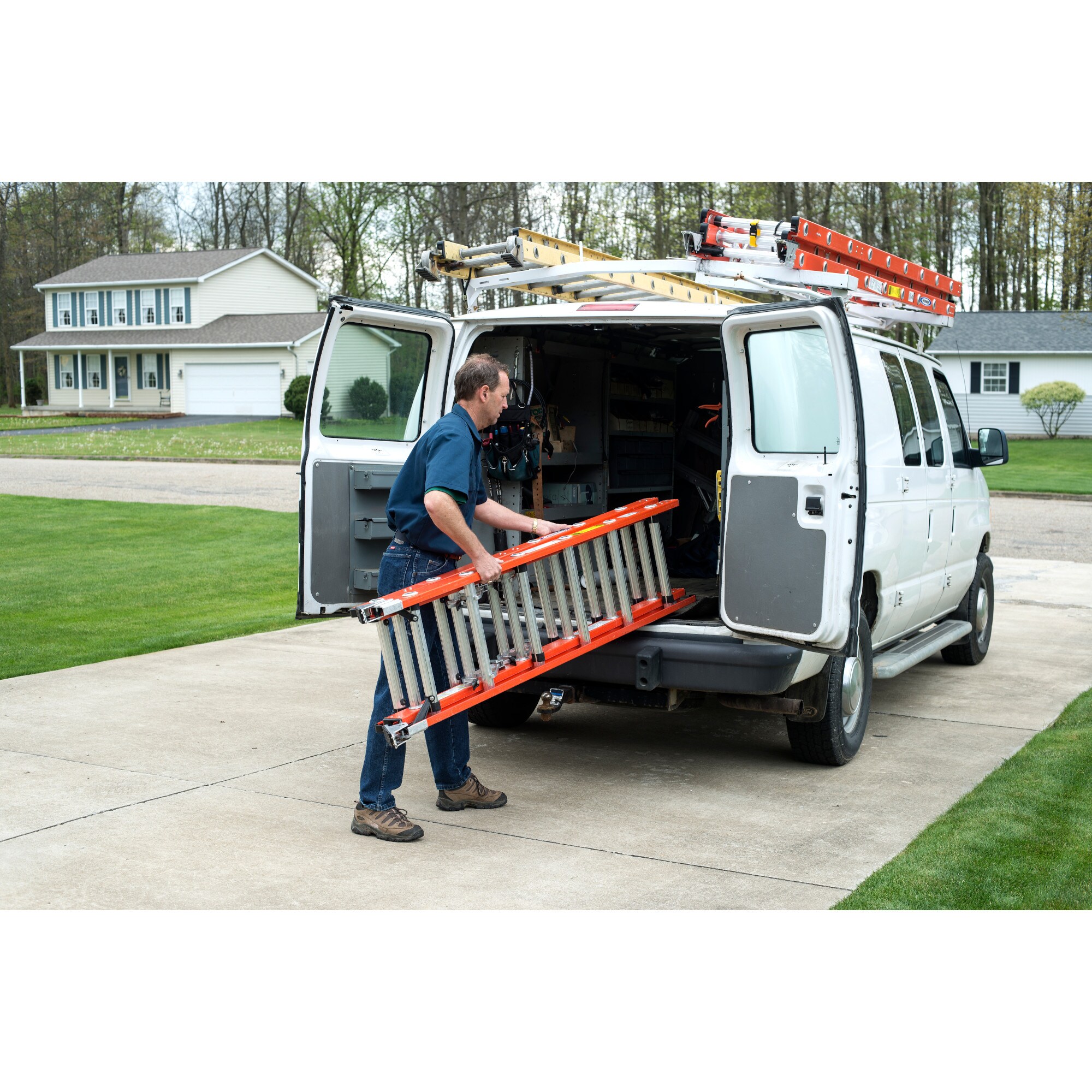 Escalera de extensión de fibra de vidrio Tipo 1A Werner D6200-3 de 32 pies (31 pies de altura de alcance) con capacidad de carga de 300 lbs. Modelo D6232-3