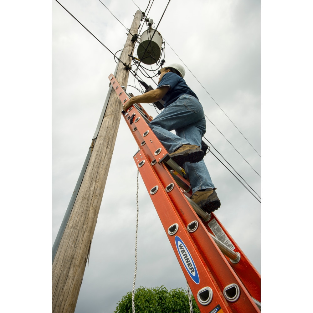 Escalera de extensión de fibra de vidrio Tipo 1A Werner D6200-3 de 32 pies (31 pies de altura de alcance) con capacidad de carga de 300 lbs. Modelo D6232-3