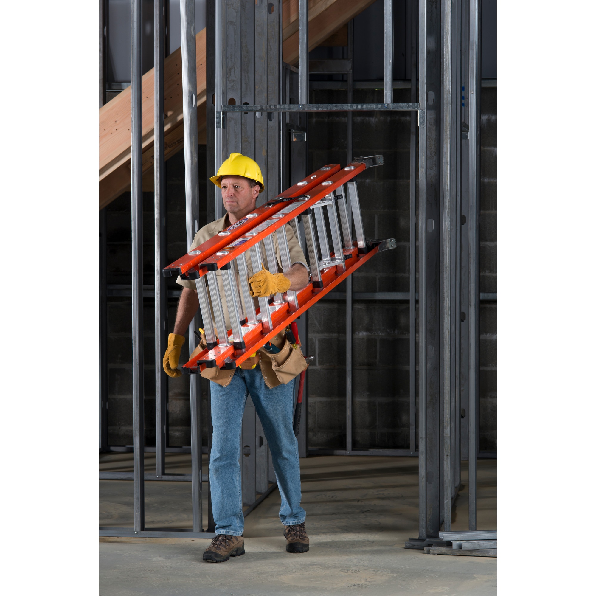 Escalera de extensión de fibra de vidrio Tipo 1A Werner D6200-3 de 32 pies (31 pies de altura de alcance) con capacidad de carga de 300 lbs. Modelo D6232-3