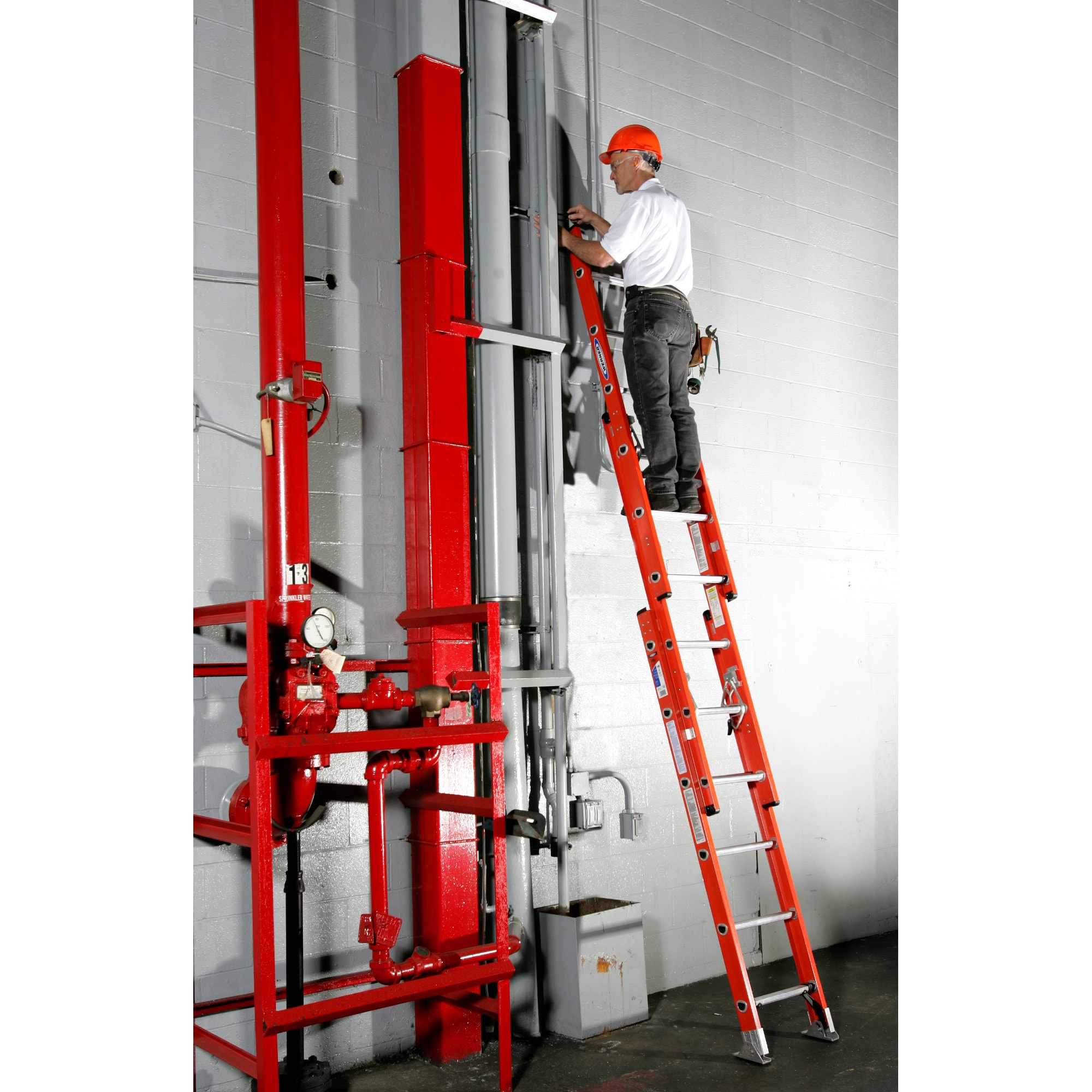 Escalera de extensión de fibra de vidrio Tipo 1A Werner D6200-3 de 32 pies (31 pies de altura de alcance) con capacidad de carga de 300 lbs. Modelo D6232-3