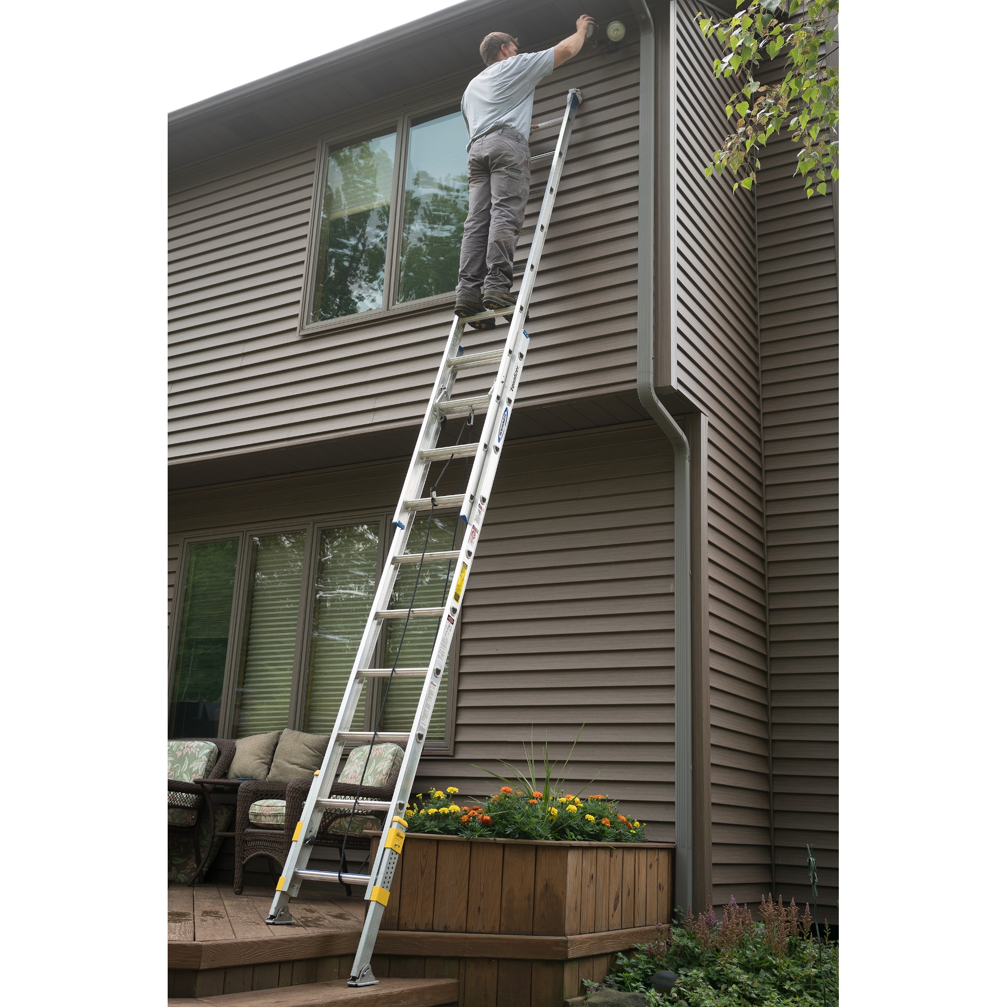Escalera de extensión de aluminio Werner Equalizer de 16 pies (altura de alcance de 15 pies) Tipo 1 con capacidad de carga de 250 lbs. Modelo D1816-2EQ
