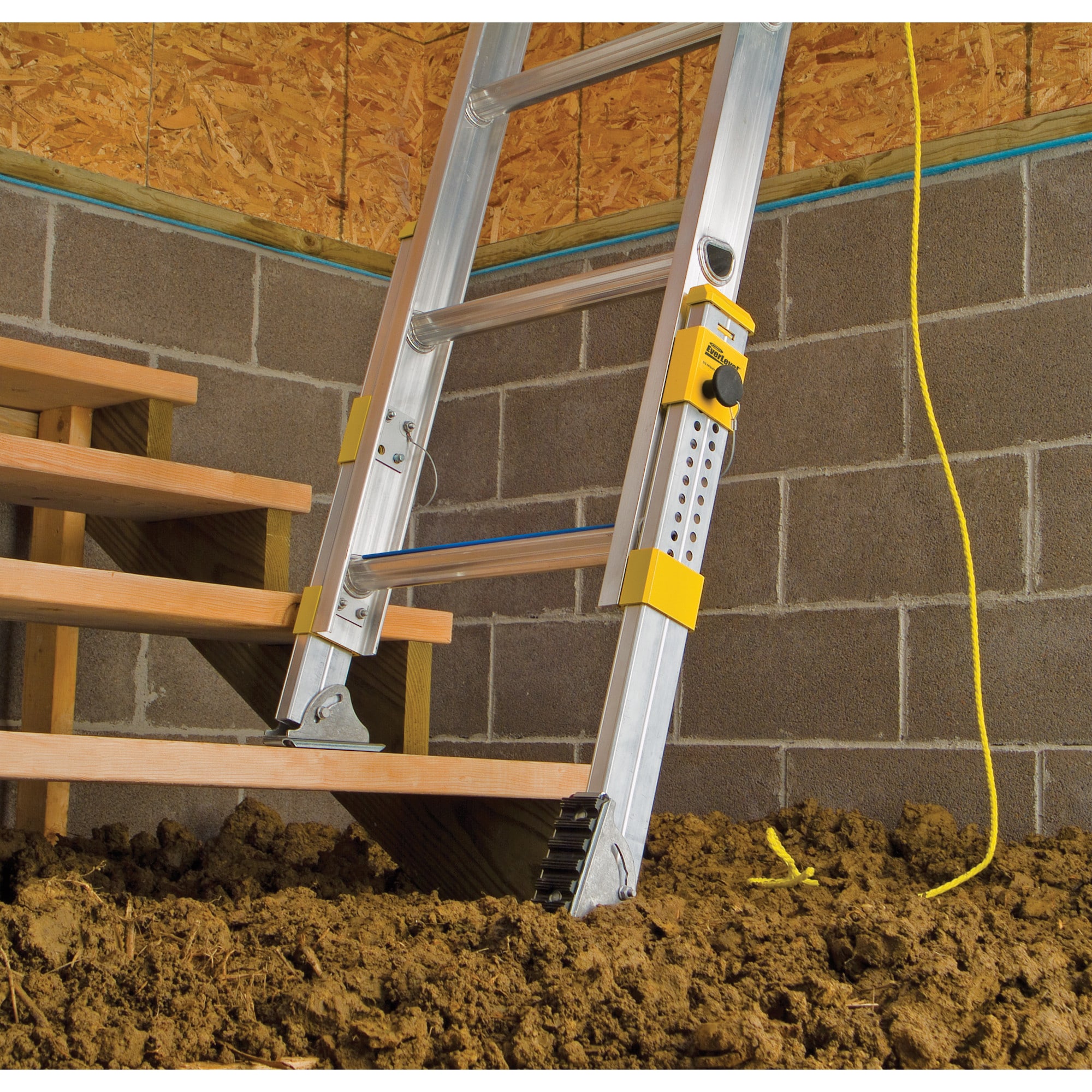 Escalera de extensión de aluminio Werner Equalizer de 16 pies (altura de alcance de 15 pies) Tipo 1 con capacidad de carga de 250 lbs. Modelo D1816-2EQ
