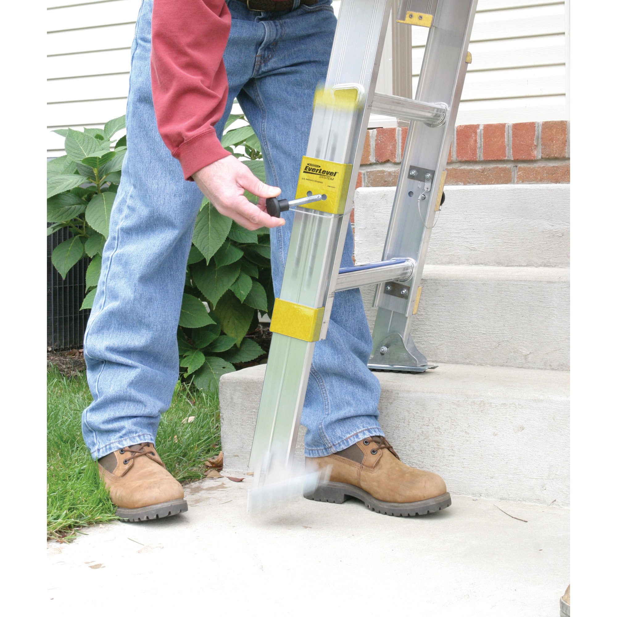 Escalera de extensión de aluminio Werner Equalizer de 16 pies (altura de alcance de 15 pies) Tipo 1 con capacidad de carga de 250 lbs. Modelo D1816-2EQ