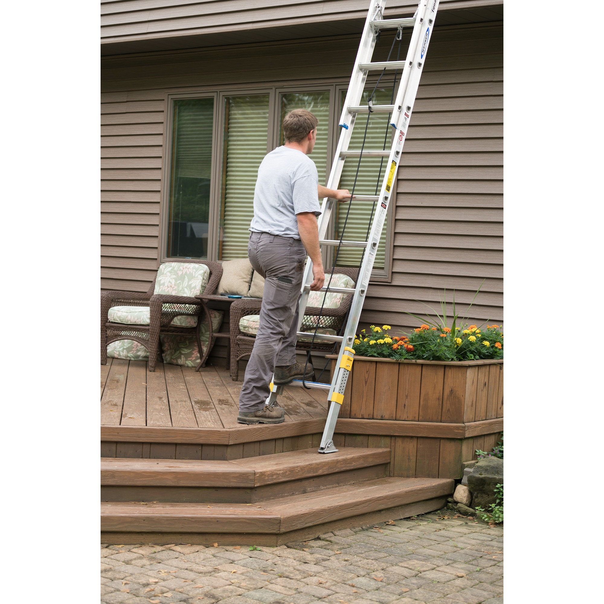 Escalera de extensión de aluminio Werner Equalizer de 16 pies (altura de alcance de 15 pies) Tipo 1 con capacidad de carga de 250 lbs. Modelo D1816-2EQ