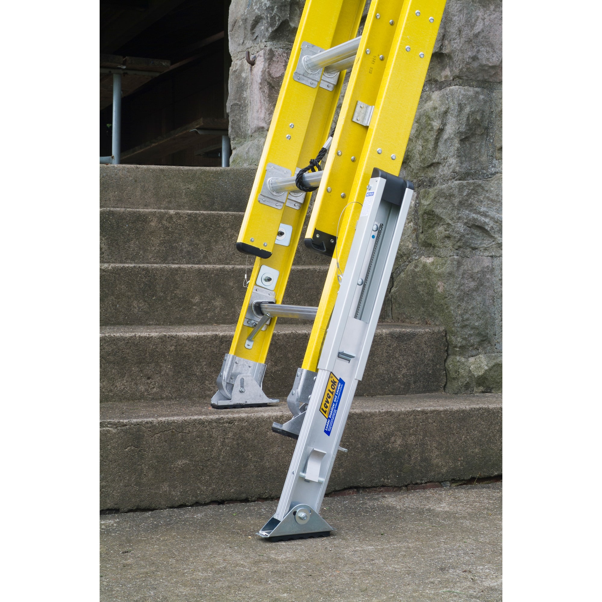 Escalera extensible de fibra de vidrio Werner D7100-2 de 28 pies (27 pies de altura alcanzable) Tipo 1AA con capacidad de carga de 375 lbs. Escalera extensible modelo D7128-2