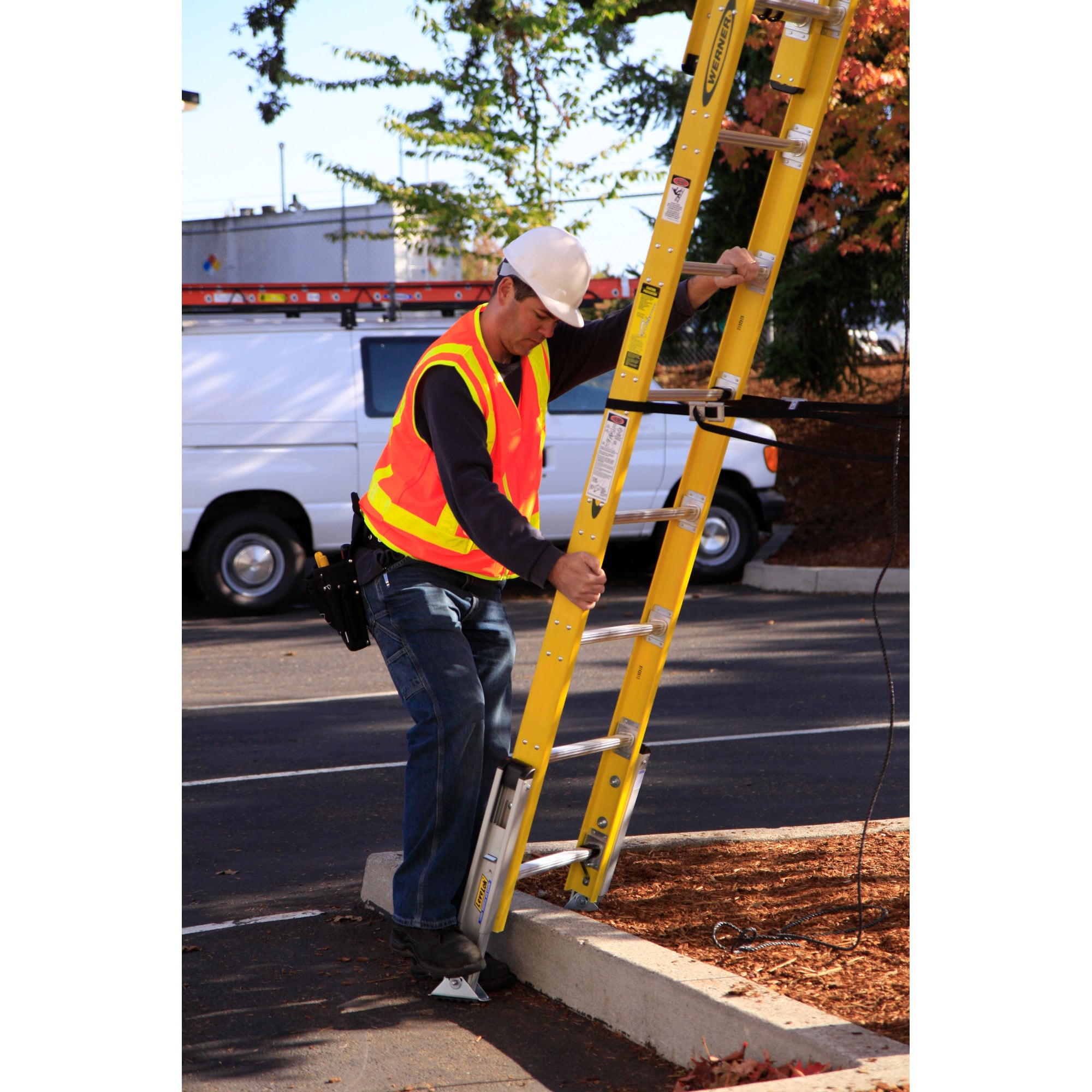 Escalera extensible de fibra de vidrio Werner D7100-2 de 28 pies (27 pies de altura alcanzable) Tipo 1AA con capacidad de carga de 375 lbs. Escalera extensible modelo D7128-2