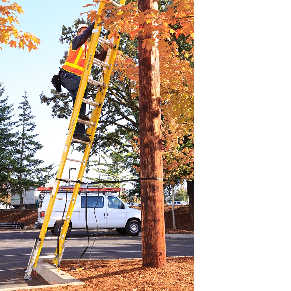 Escalera extensible de fibra de vidrio Werner D7100-2 de 28 pies (27 pies de altura alcanzable) Tipo 1AA con capacidad de carga de 375 lbs. Escalera extensible modelo D7128-2