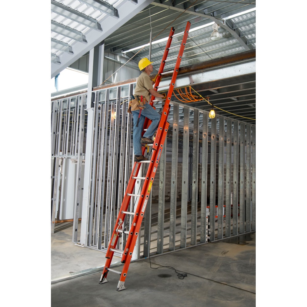 Escalera de extensión de fibra de vidrio tipo 1A Werner D6200-3 de 24 pies (23 pies de altura de alcance) con capacidad de carga de 300 lb. Modelo D6224-3