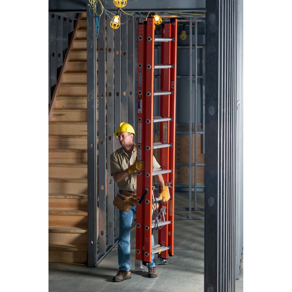 Escalera de extensión de fibra de vidrio tipo 1A Werner D6200-3 de 24 pies (23 pies de altura de alcance) con capacidad de carga de 300 lb. Modelo D6224-3