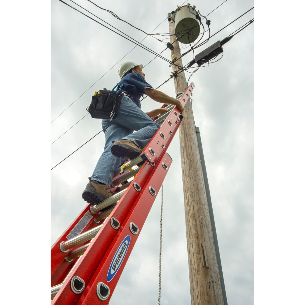 Escalera de extensión de fibra de vidrio tipo 1A Werner D6200-3 de 24 pies (23 pies de altura de alcance) con capacidad de carga de 300 lb. Modelo D6224-3