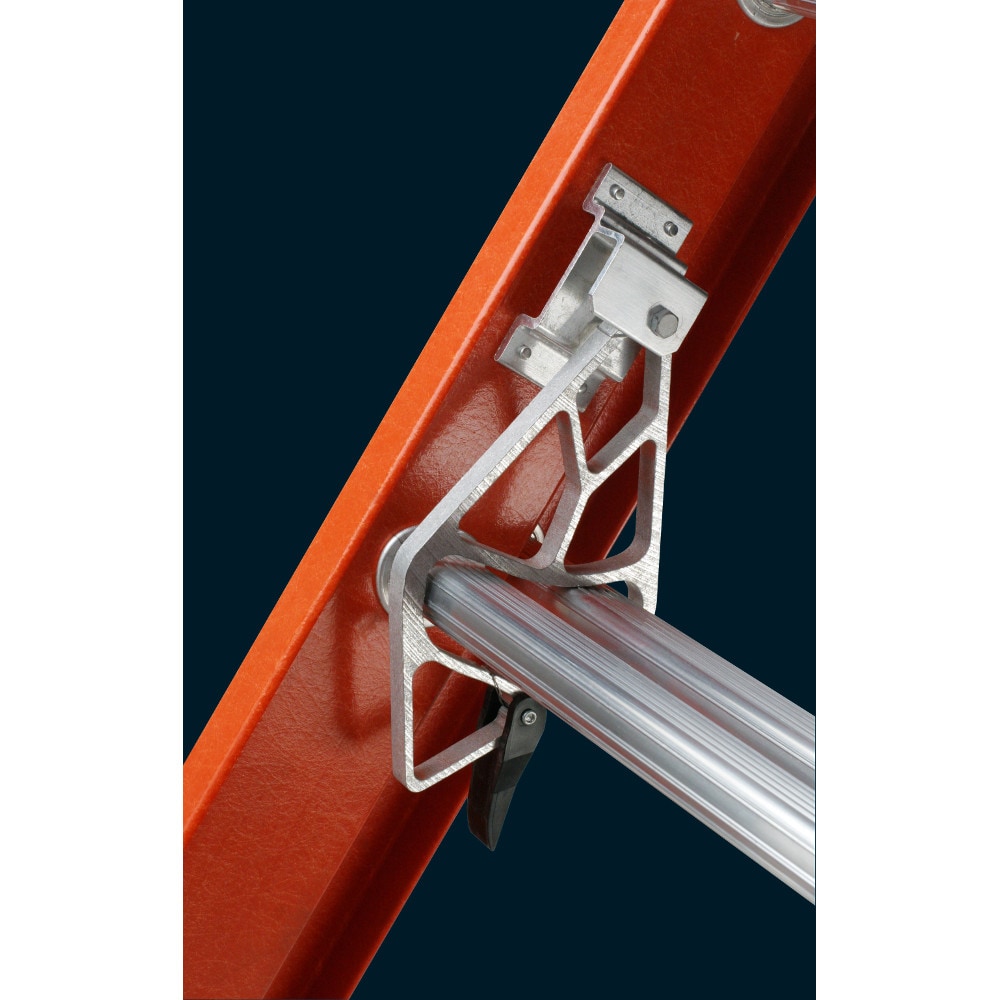 Escalera extensible de fibra de vidrio Werner D6200-3 de 20 pies (altura de alcance de 19 pies) tipo 1A con capacidad de carga de 300 lbs. Escalera extensible D6220-3 de fibra de vidrio con capacidad de carga de 300 lbs.
