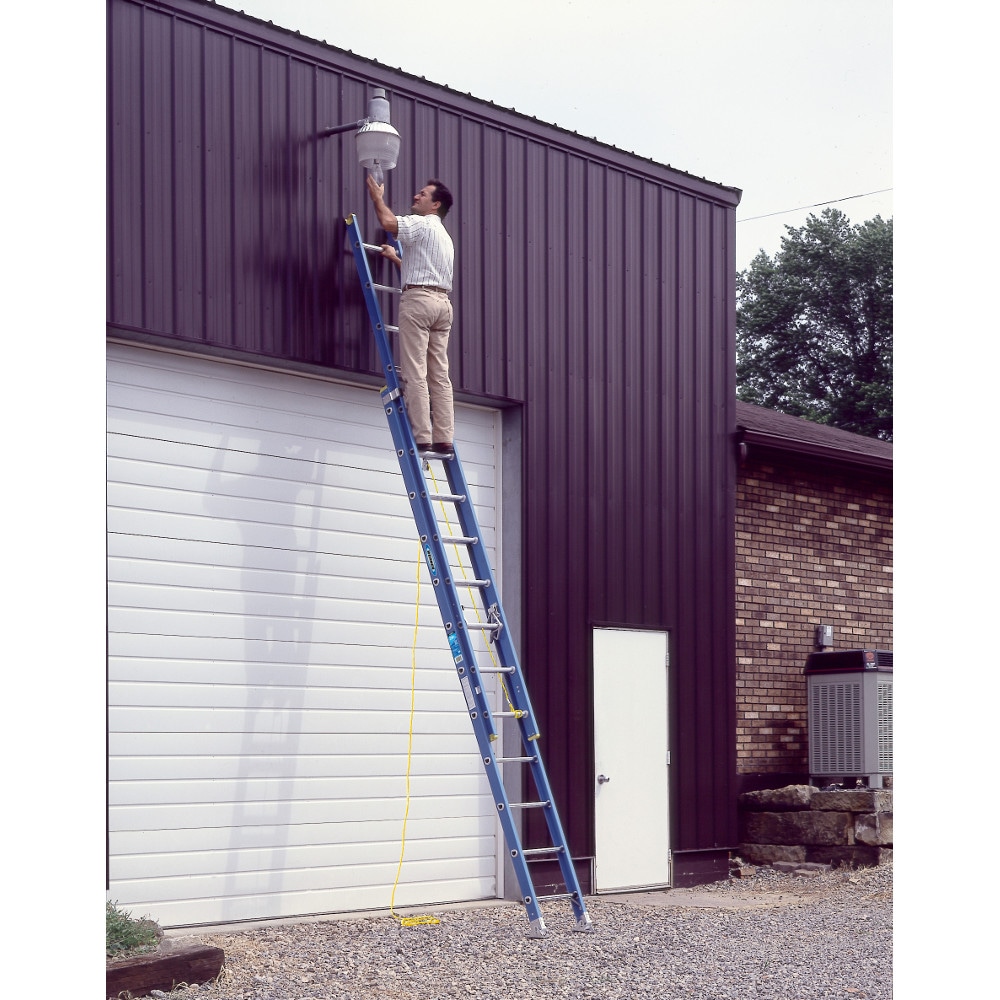 Escalera de extensión de fibra de vidrio tipo 1 Werner D6028-2 de 28 pies (27 pies de altura de alcance) con capacidad de carga de 250 lbs.