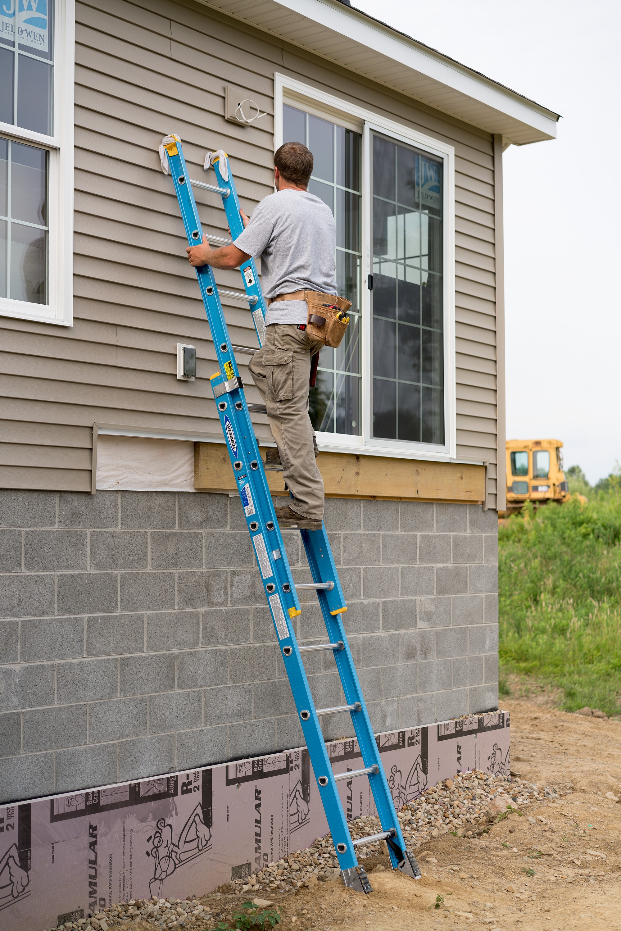 Escalera de extensión tipo 1 de fibra de vidrio Werner D6000-2 de 24 pies (23 pies de altura de alcance) con capacidad de carga de 250 libras. Modelo de escalera de extensión D6024-2.