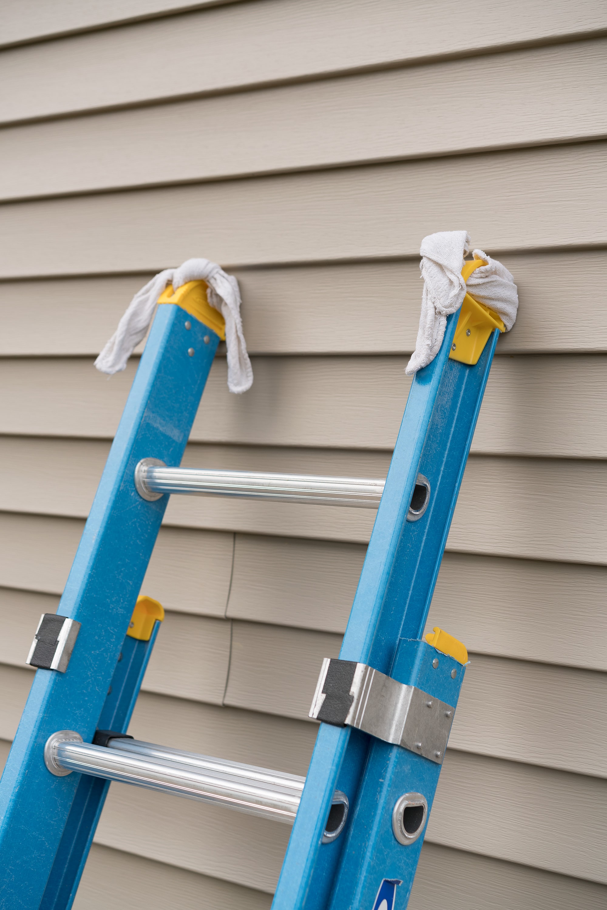 Escalera de extensión tipo 1 de fibra de vidrio Werner D6000-2 de 24 pies (23 pies de altura de alcance) con capacidad de carga de 250 libras. Modelo de escalera de extensión D6024-2.