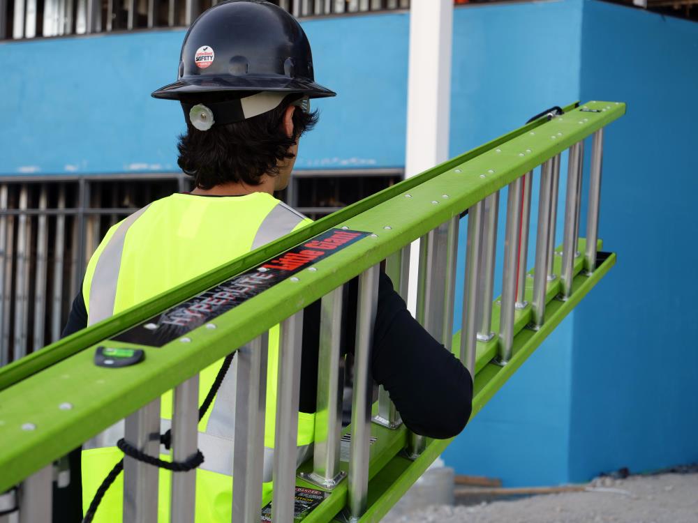 Escalera de extensión telescópica Little Giant Ladders HyperLite M16 de 16.0 pies (15.9 pies de altura alcanzable) Tipo 1A de fibra de vidrio con capacidad de carga de 300 lbs. Modelo 18716