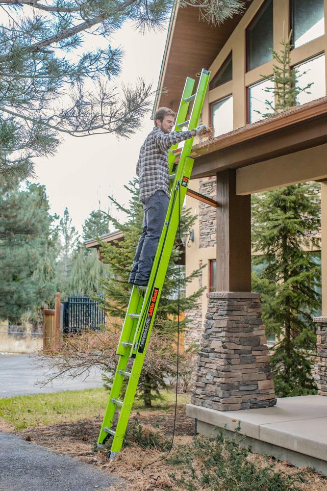Escalera de extensión telescópica Little Giant Ladders HyperLite M16 de 16.0 pies (15.9 pies de altura alcanzable) Tipo 1A de fibra de vidrio con capacidad de carga de 300 lbs. Modelo 18716