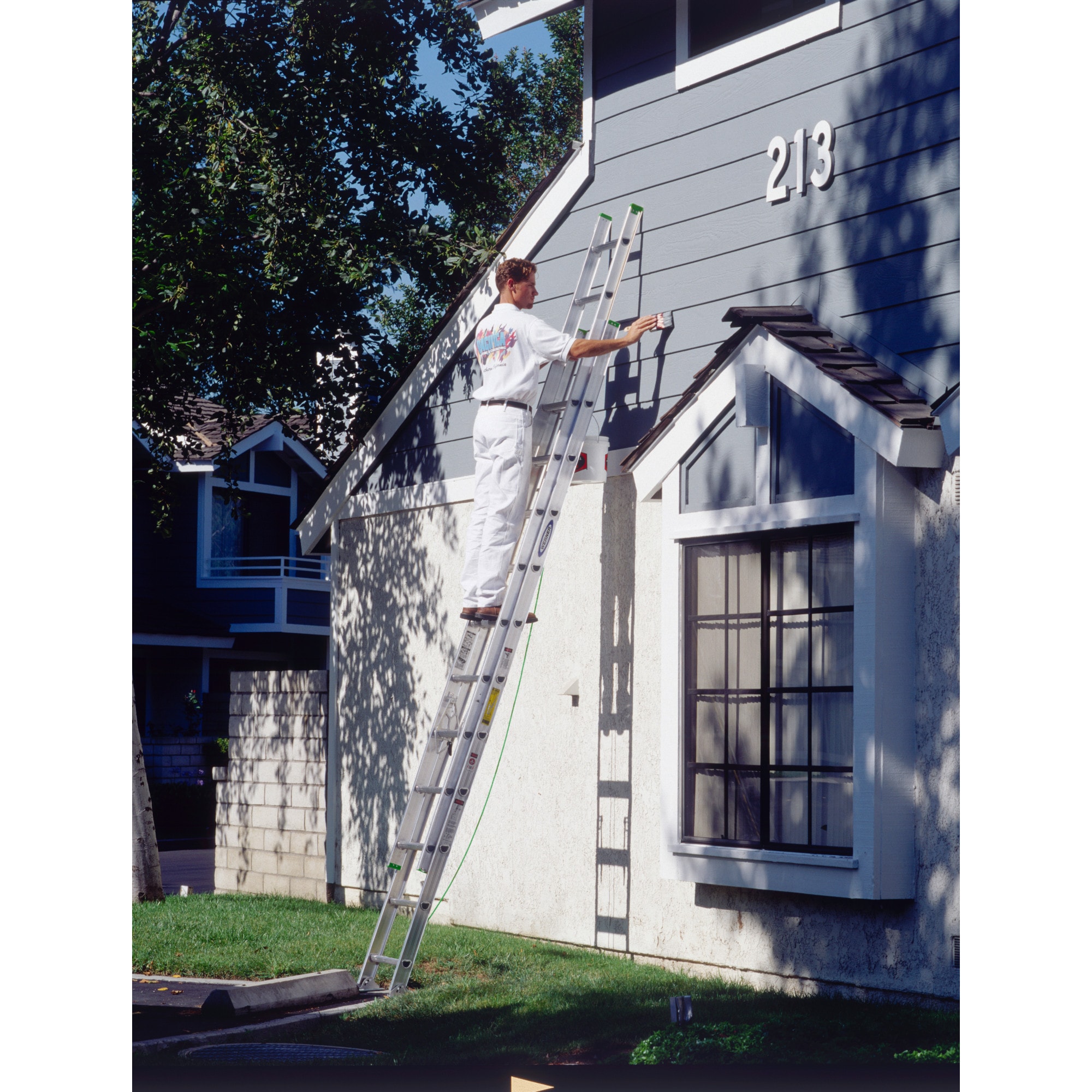 Escalera de extensión de aluminio Tipo 2 Werner D1200-2 de 28 pies (27 pies de altura alcanzable) con capacidad de carga de 225 lb - Escalera de extensión D1228-2
