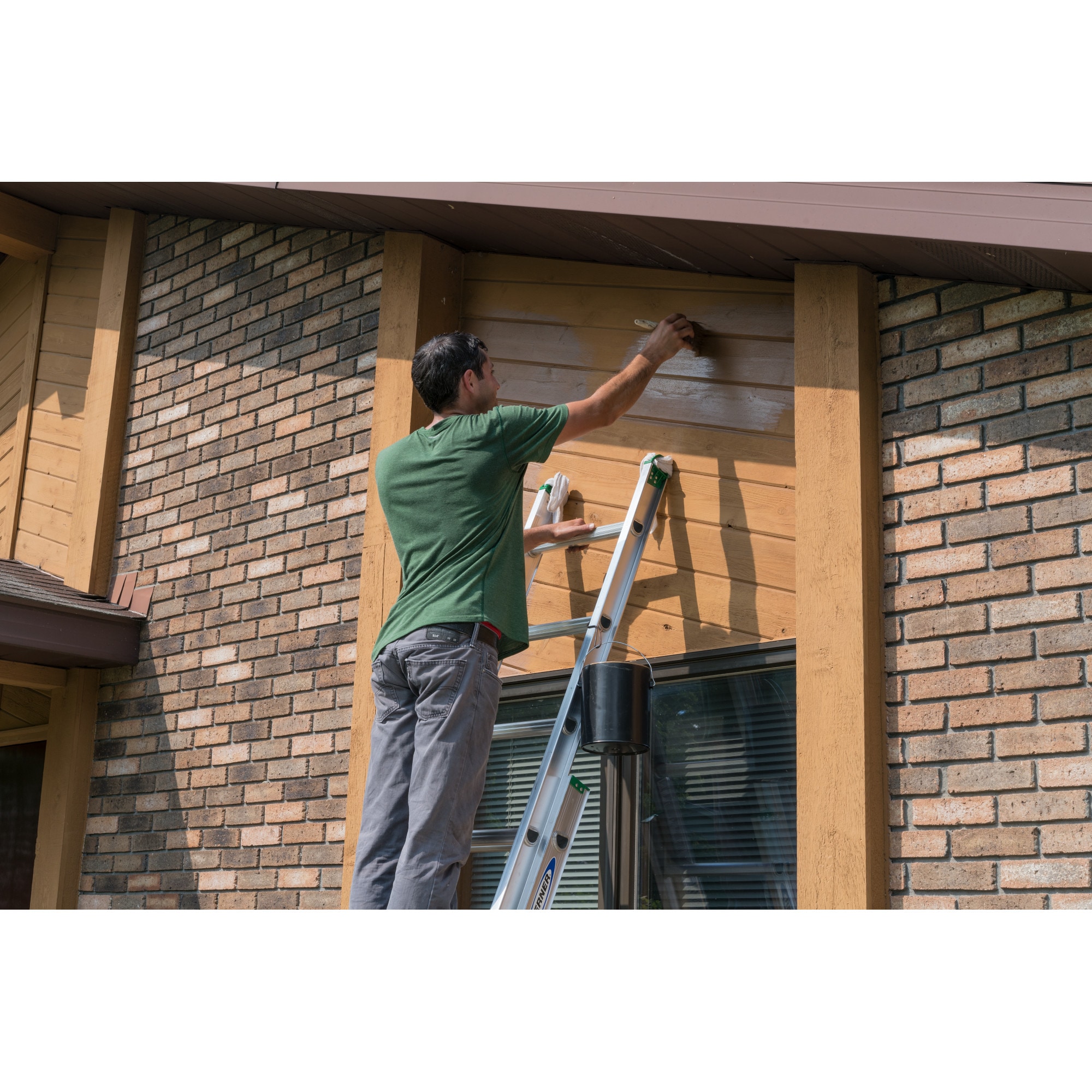 Escalera de extensión de aluminio Tipo 2 Werner D1200-2 de 28 pies (27 pies de altura alcanzable) con capacidad de carga de 225 lb - Escalera de extensión D1228-2
