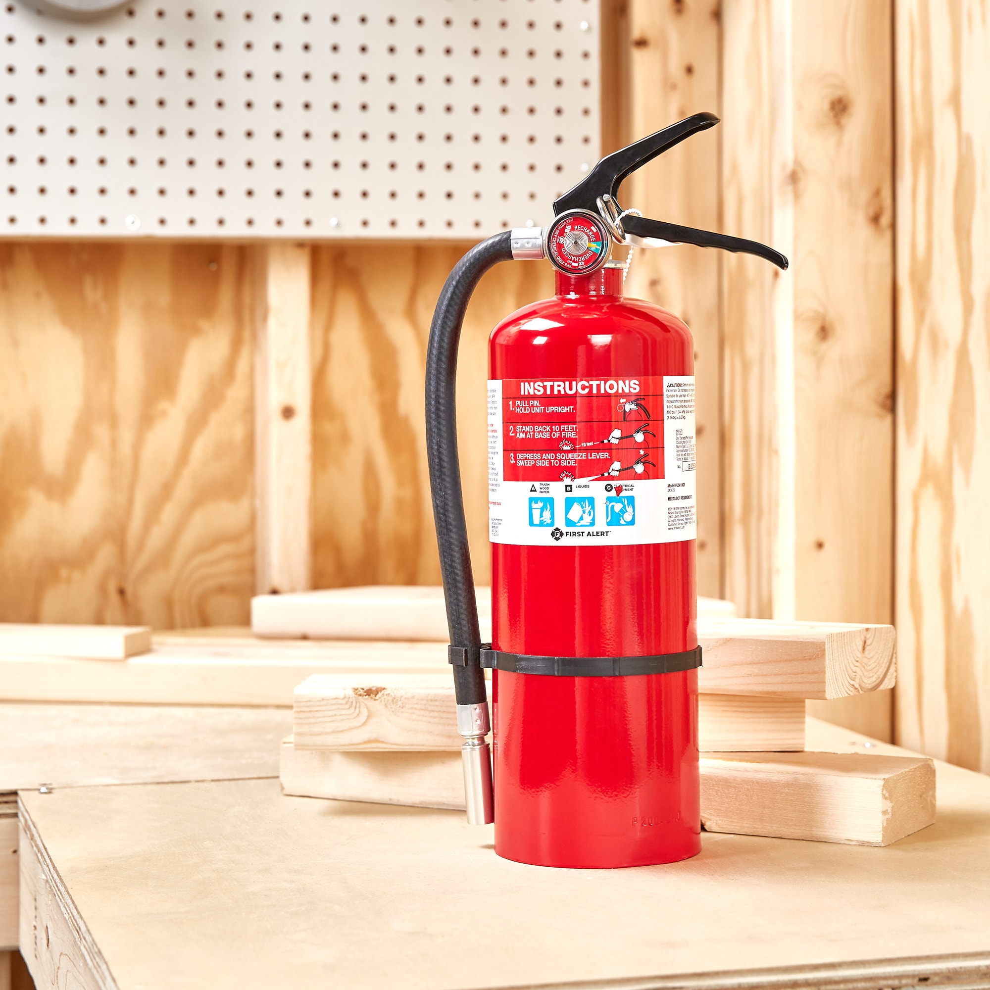 Extintor de incendios recargable comercial/residencial Home 2-A:10-B:C de First Alert HOME2PRO