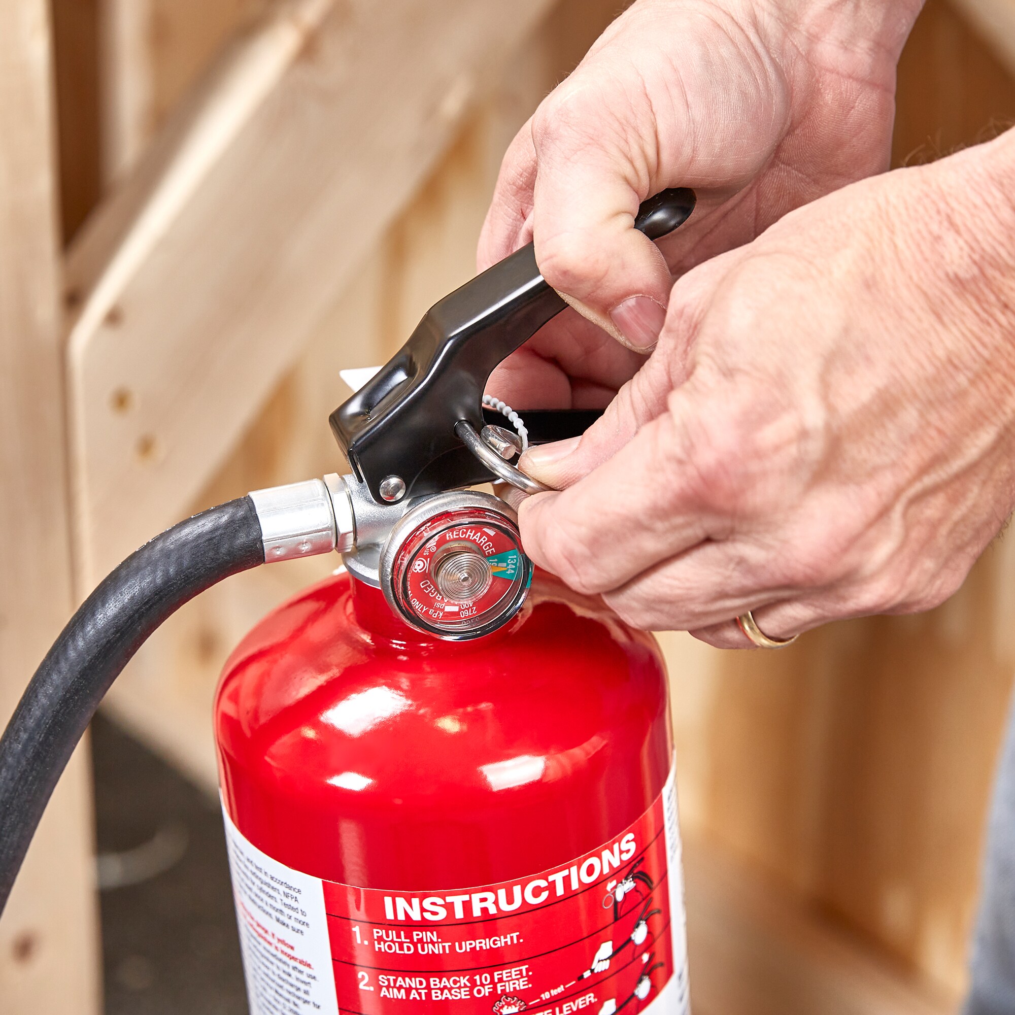 Extintor de incendios recargable comercial/residencial Home 2-A:10-B:C de First Alert HOME2PRO