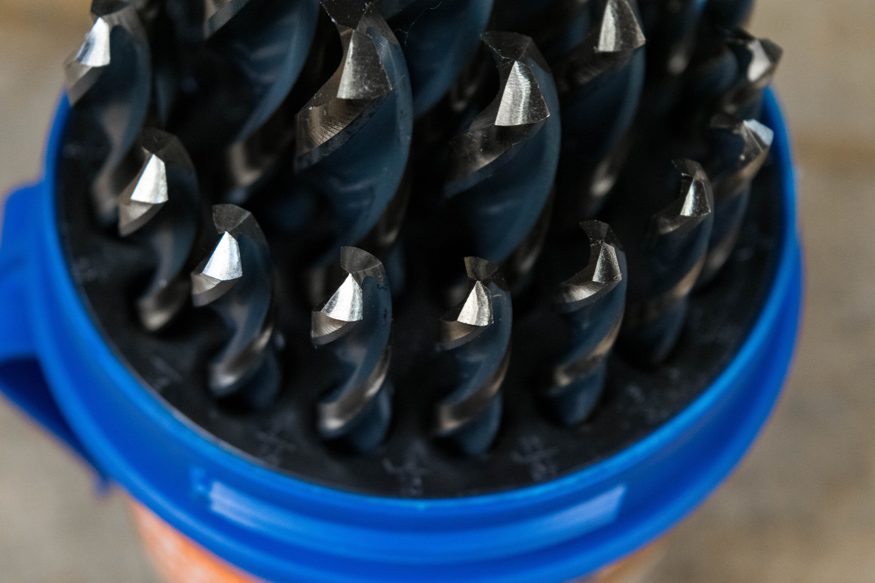 Juego de brocas helicoidales recubiertas en negro y dorado de Century Drill & Tool con 29 piezas de longitud Jobber HSS assorted. Modelo 25529.