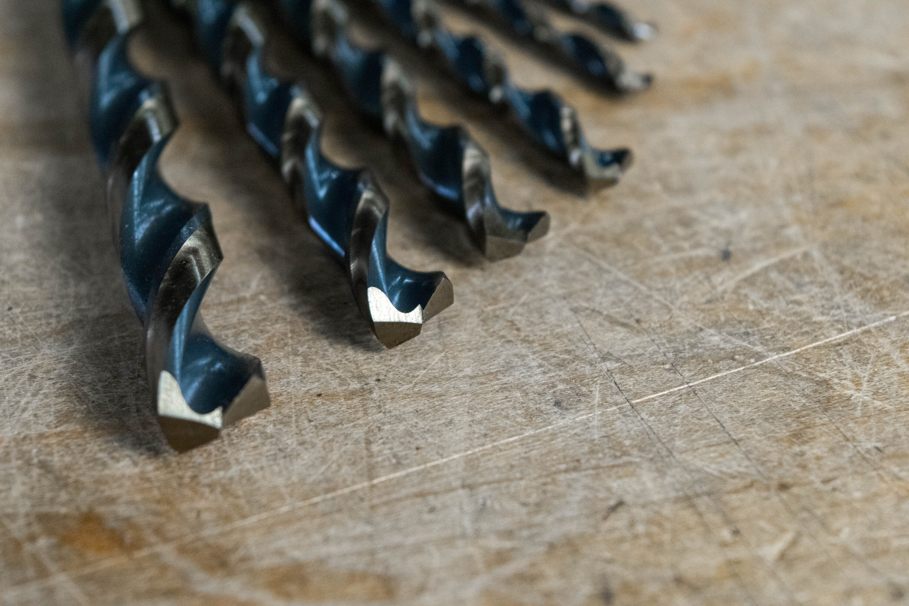 Juego de brocas helicoidales recubiertas en negro y dorado de Century Drill & Tool con 29 piezas de longitud Jobber HSS assorted. Modelo 25529.