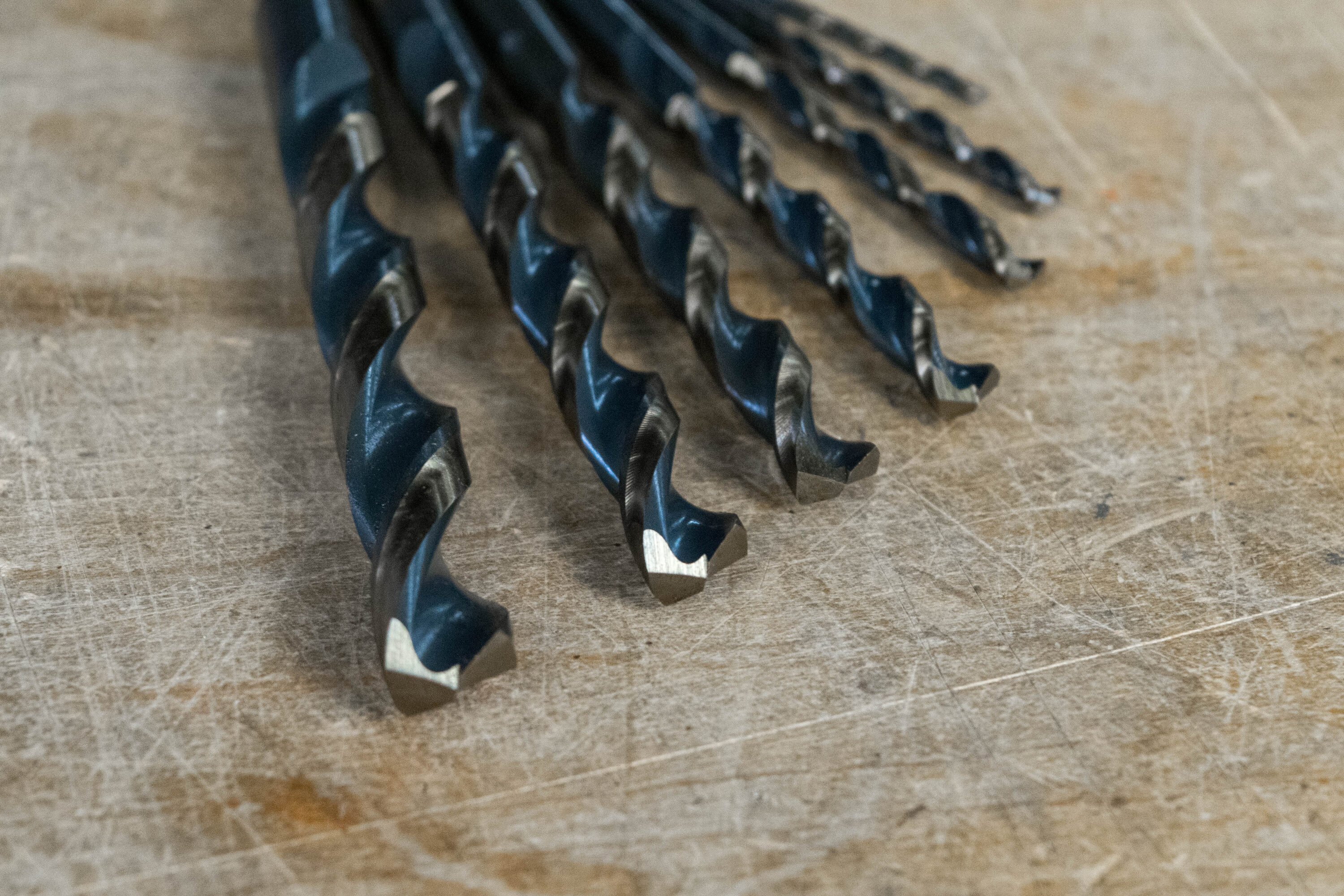 Juego de brocas helicoidales recubiertas en negro y dorado de Century Drill & Tool con 29 piezas de longitud Jobber HSS assorted. Modelo 25529.