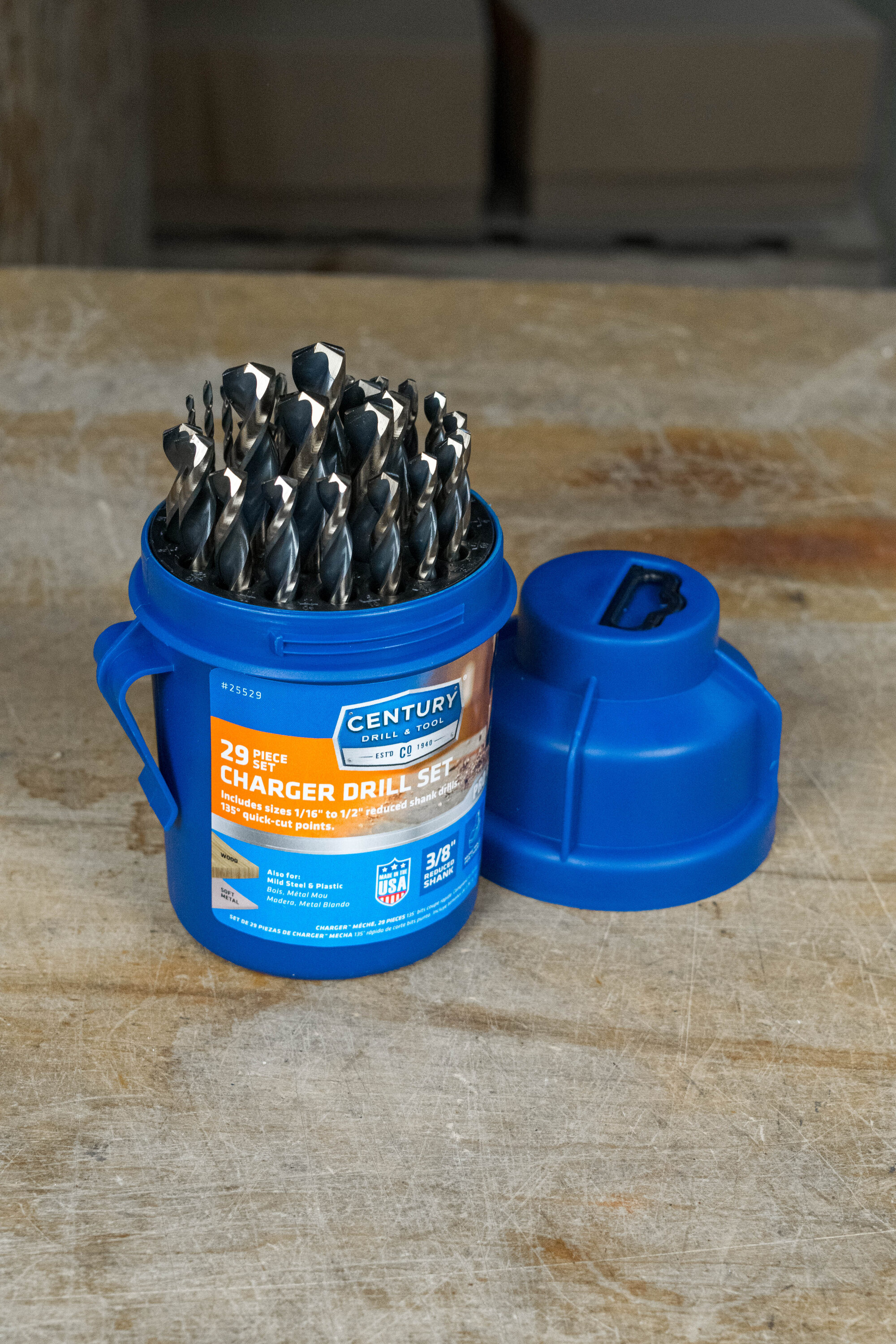 Juego de brocas helicoidales recubiertas en negro y dorado de Century Drill & Tool con 29 piezas de longitud Jobber HSS assorted. Modelo 25529.